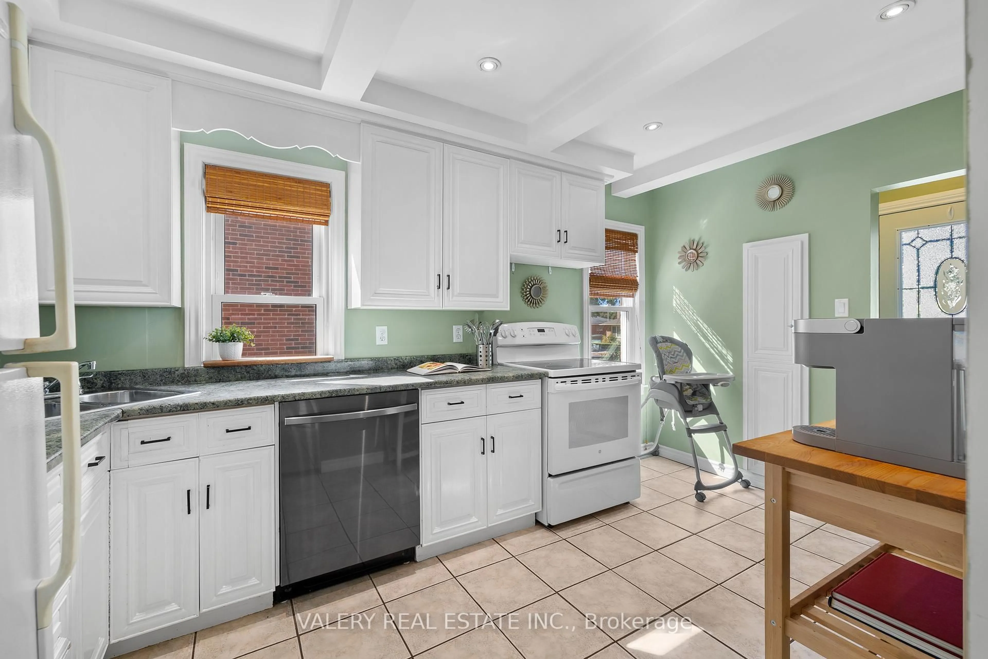 Unknown for 121 Adelaide St, Kitchener Ontario N2M 2B5