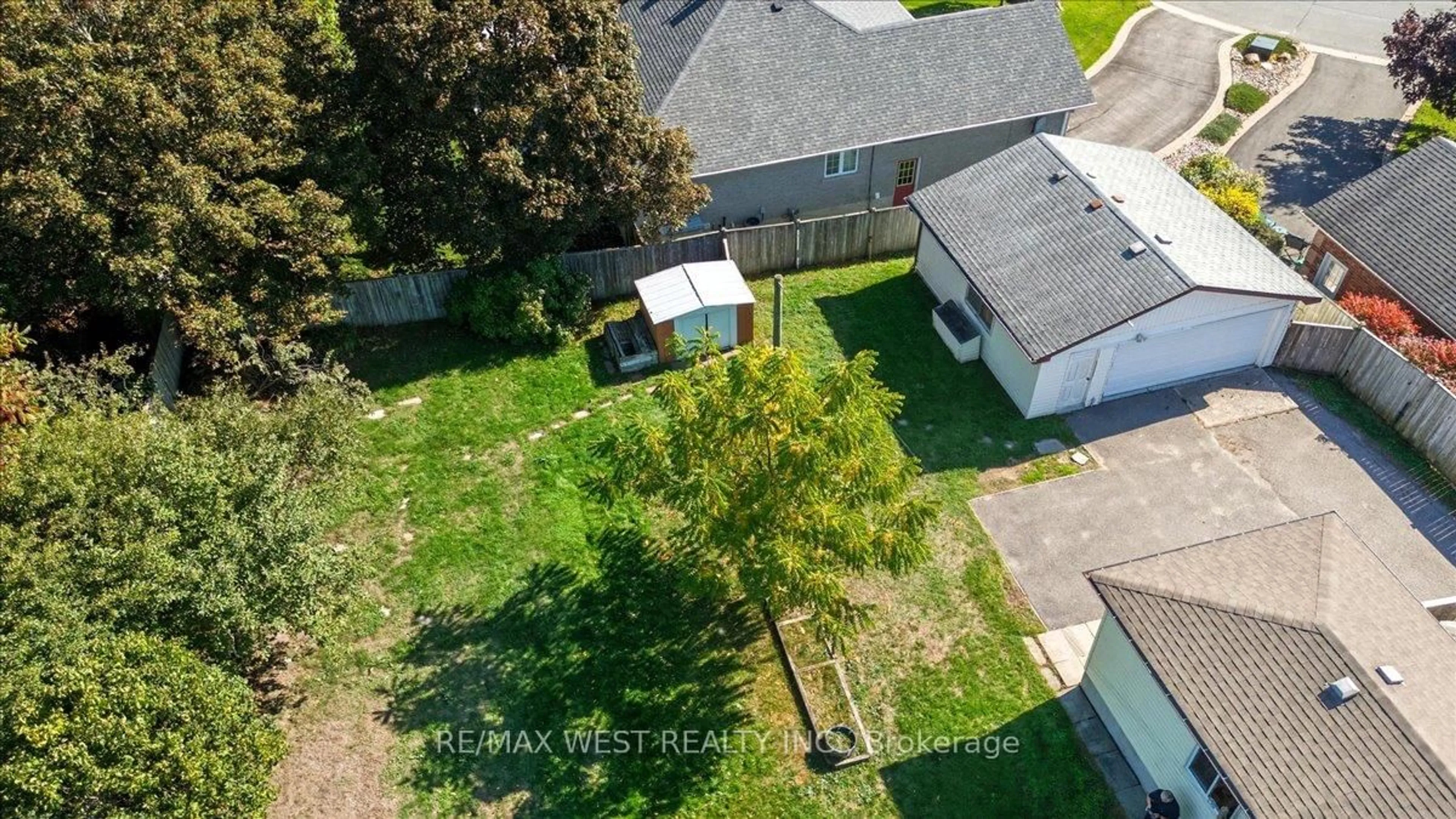 A pic from outside/outdoor area/front of a property/back of a property/a pic from drone, street for 816 Brealey Dr, Peterborough Ontario K9K 2M8