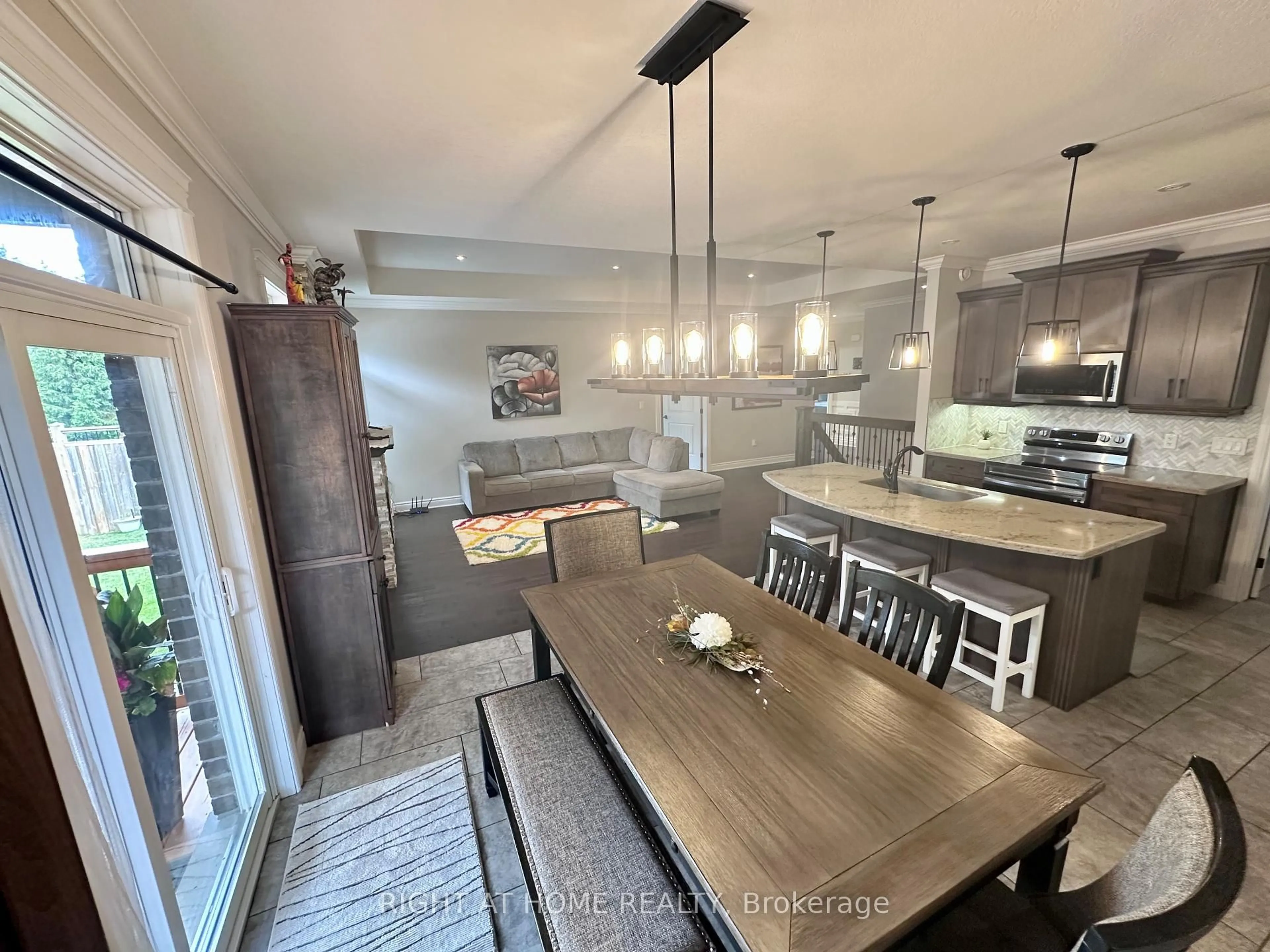 Open concept kitchen, unknown for 1 Drake Crt, Strathroy-Caradoc Ontario N7G 0E1