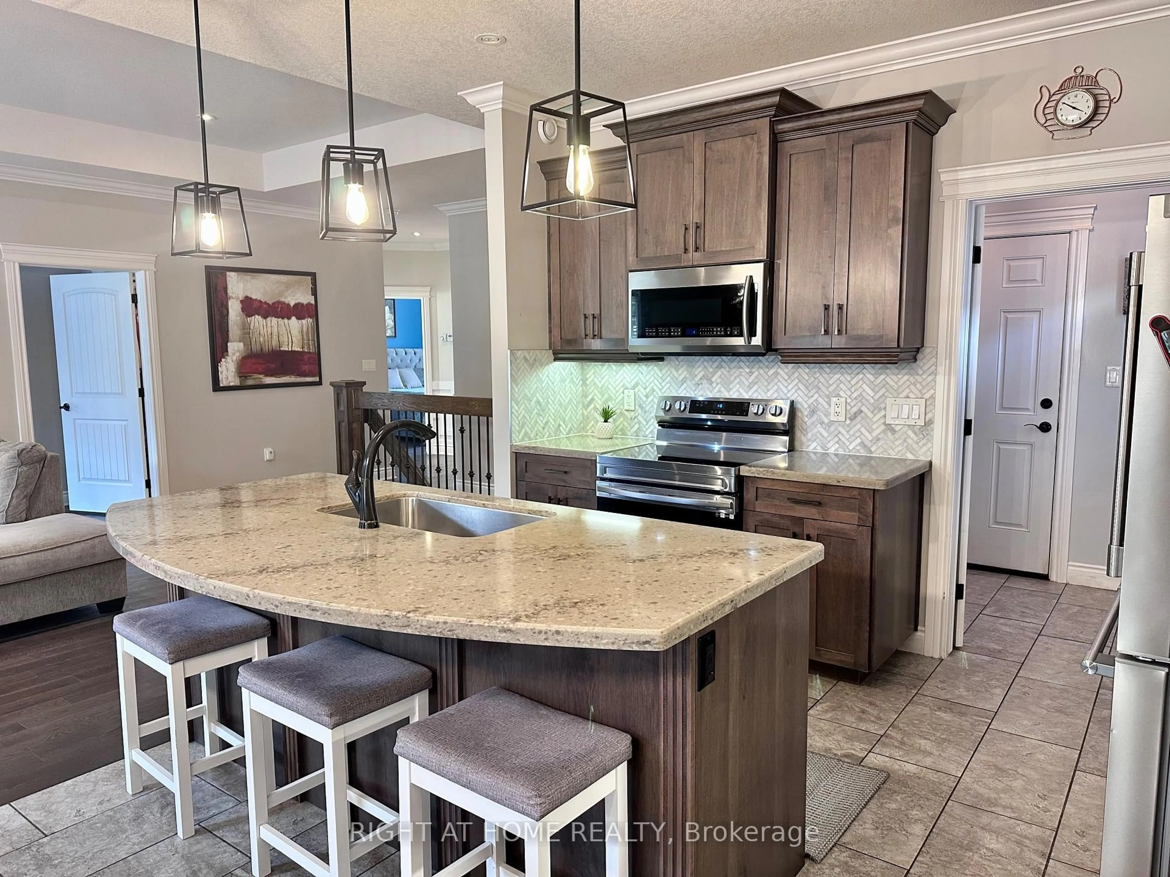 Open concept kitchen, ceramic/tile floor for 1 Drake Crt, Strathroy-Caradoc Ontario N7G 0E1