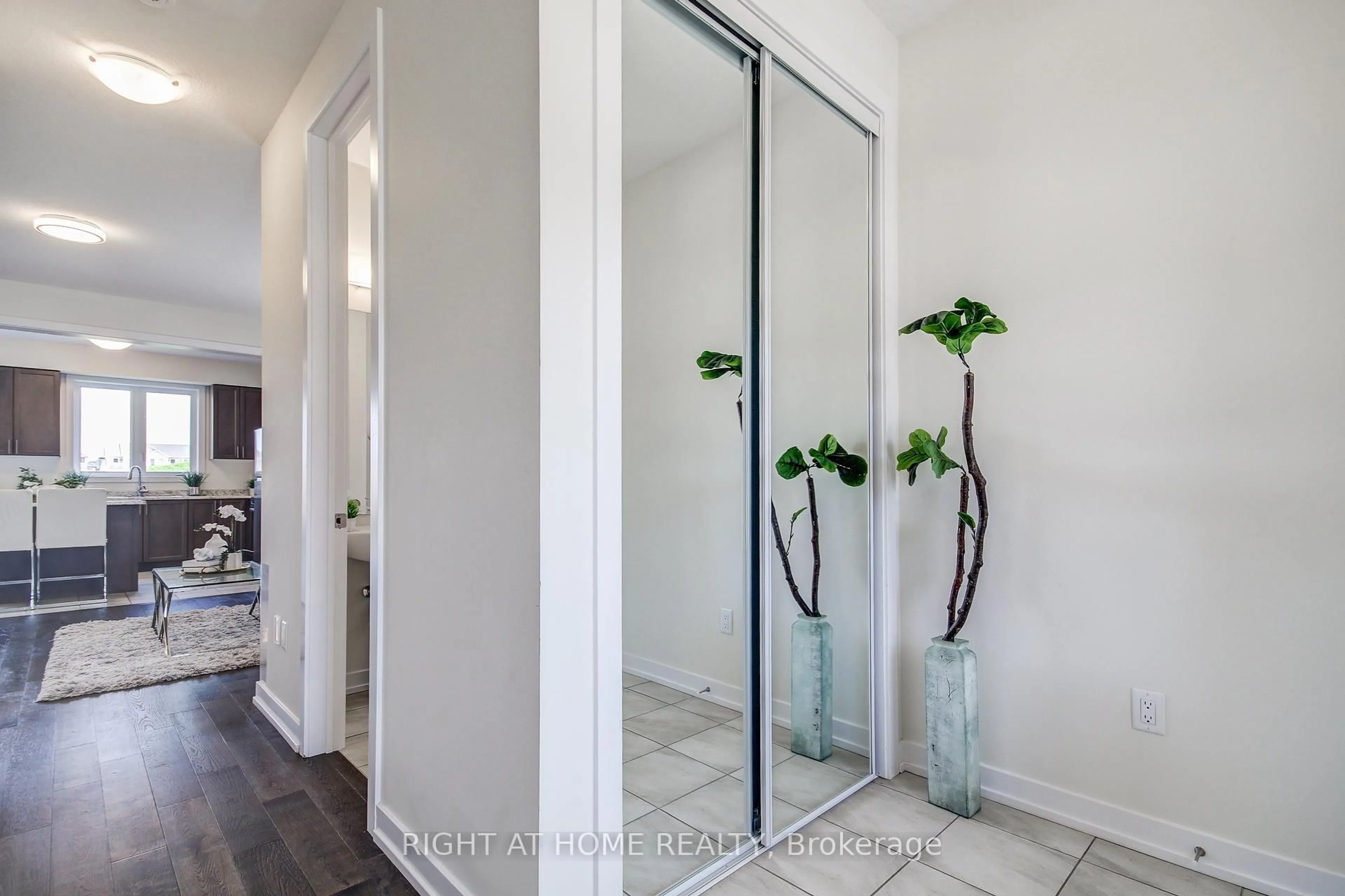 Indoor entryway for 204 Wilmot Rd, Brantford Ontario N3T 5L5