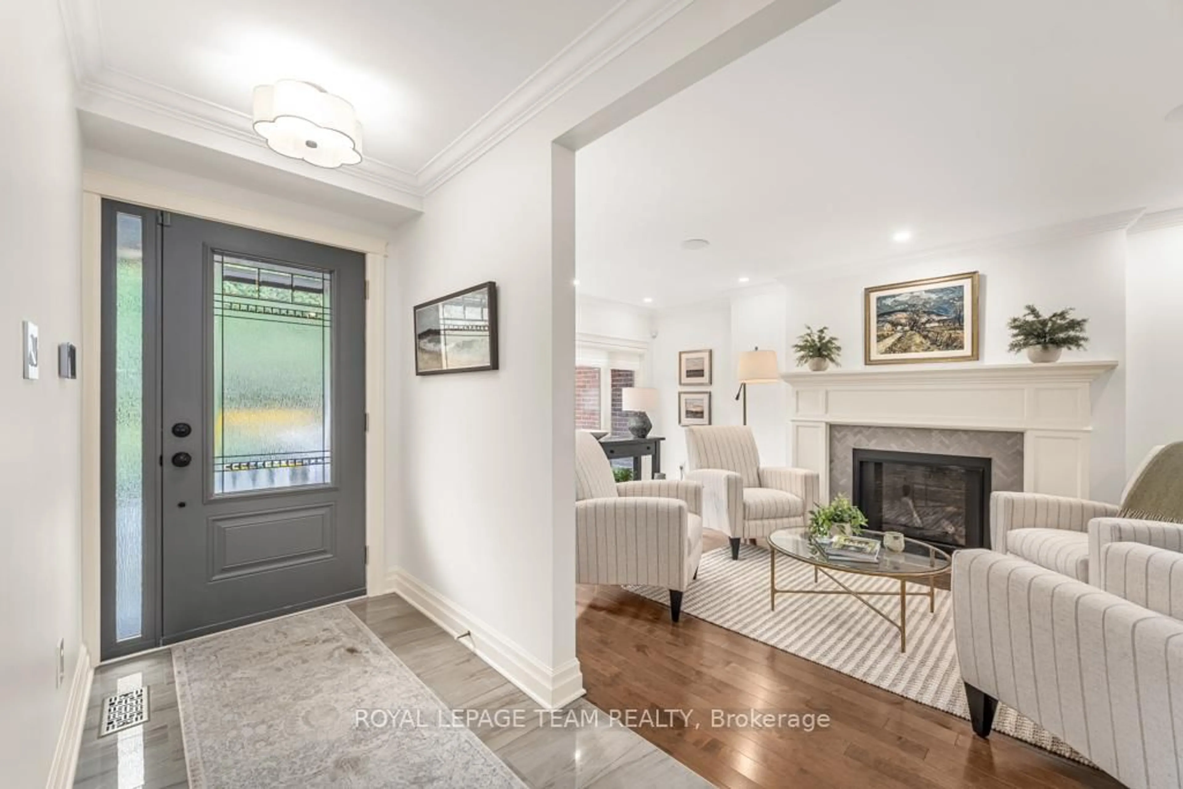 Indoor entryway for 30 Belvedere Cres, Ottawa Ontario K1M 2G4