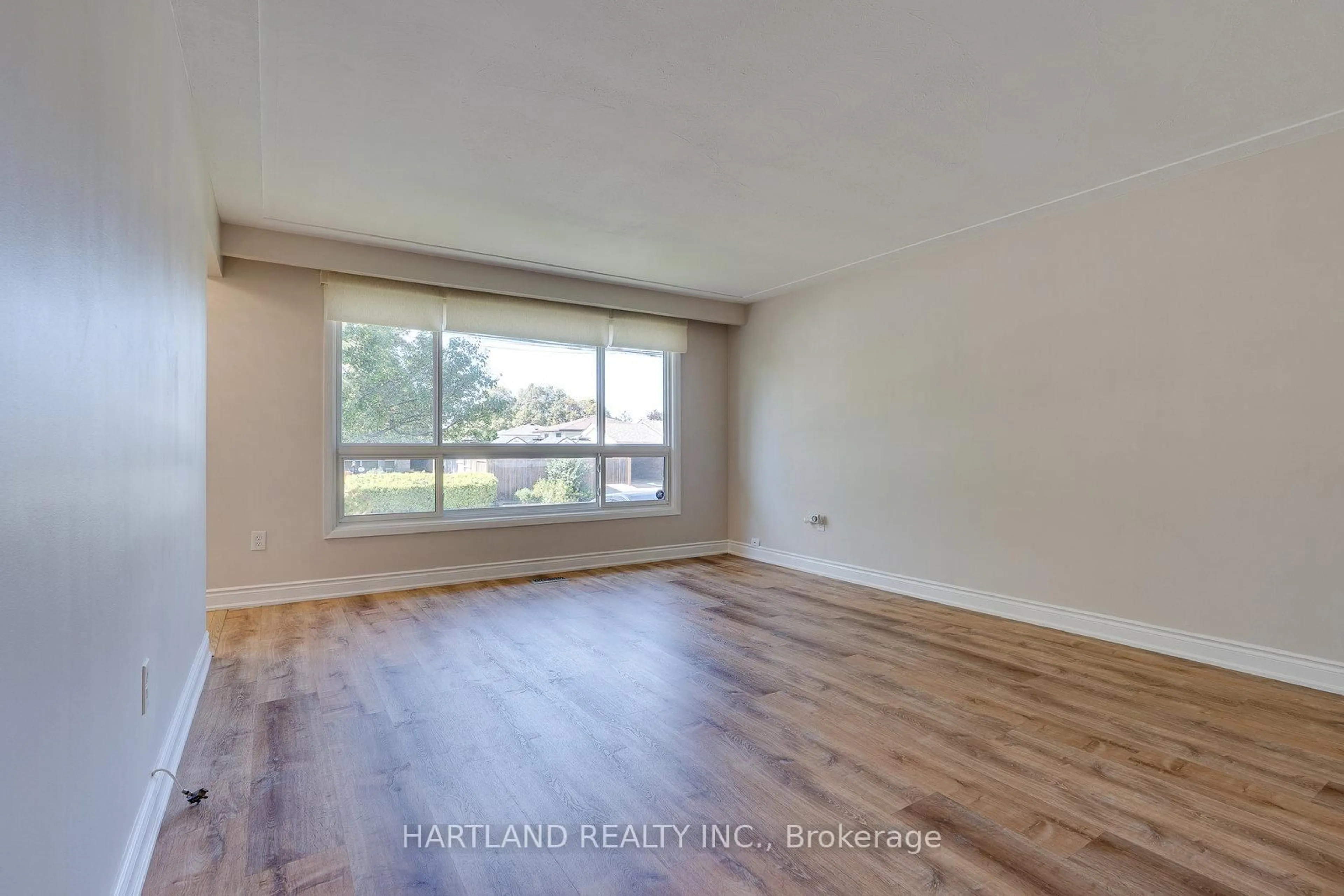 A pic of a room for 11 Maitland Ave, Hamilton Ontario L9A 3J4