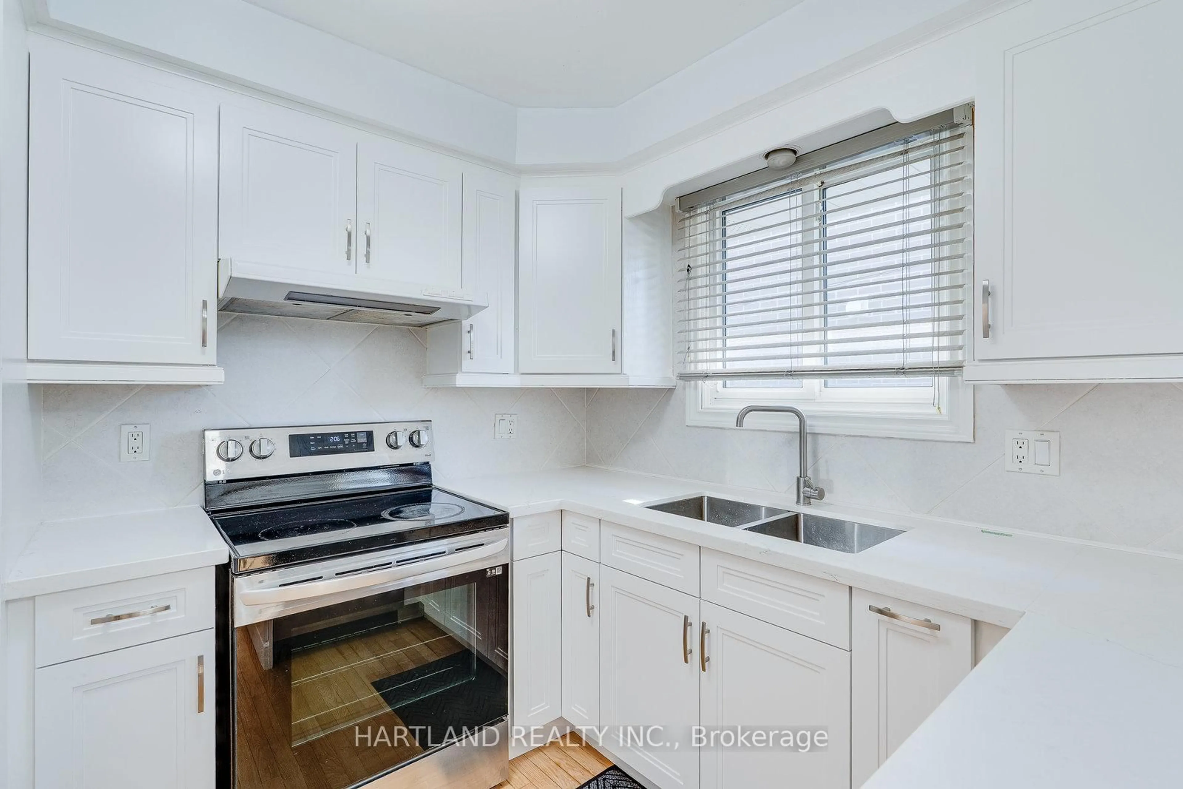 Standard kitchen, unknown for 11 Maitland Ave, Hamilton Ontario L9A 3J4
