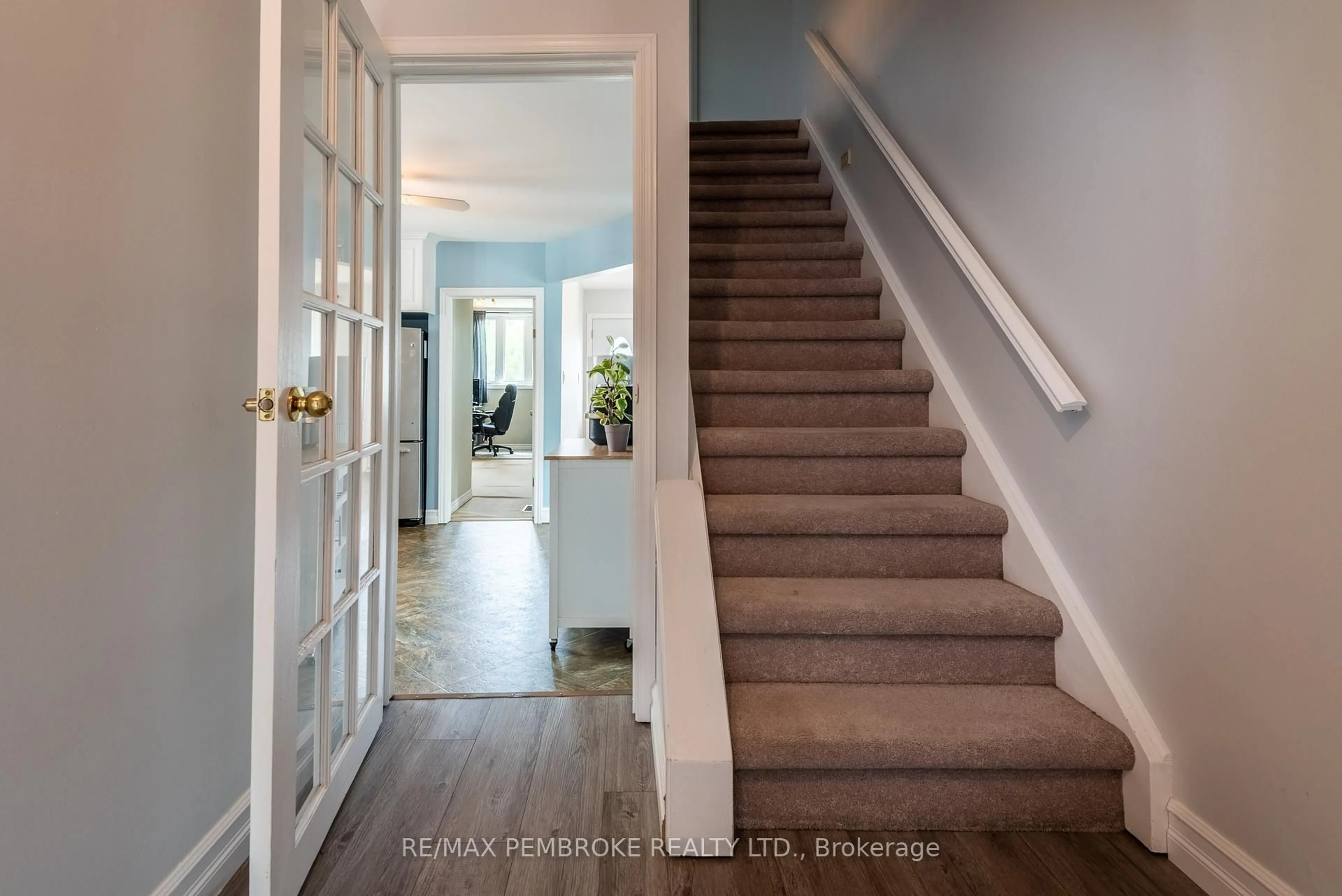 Indoor entryway for 560 Boundary Rd, Pembroke Ontario K8A 6M3
