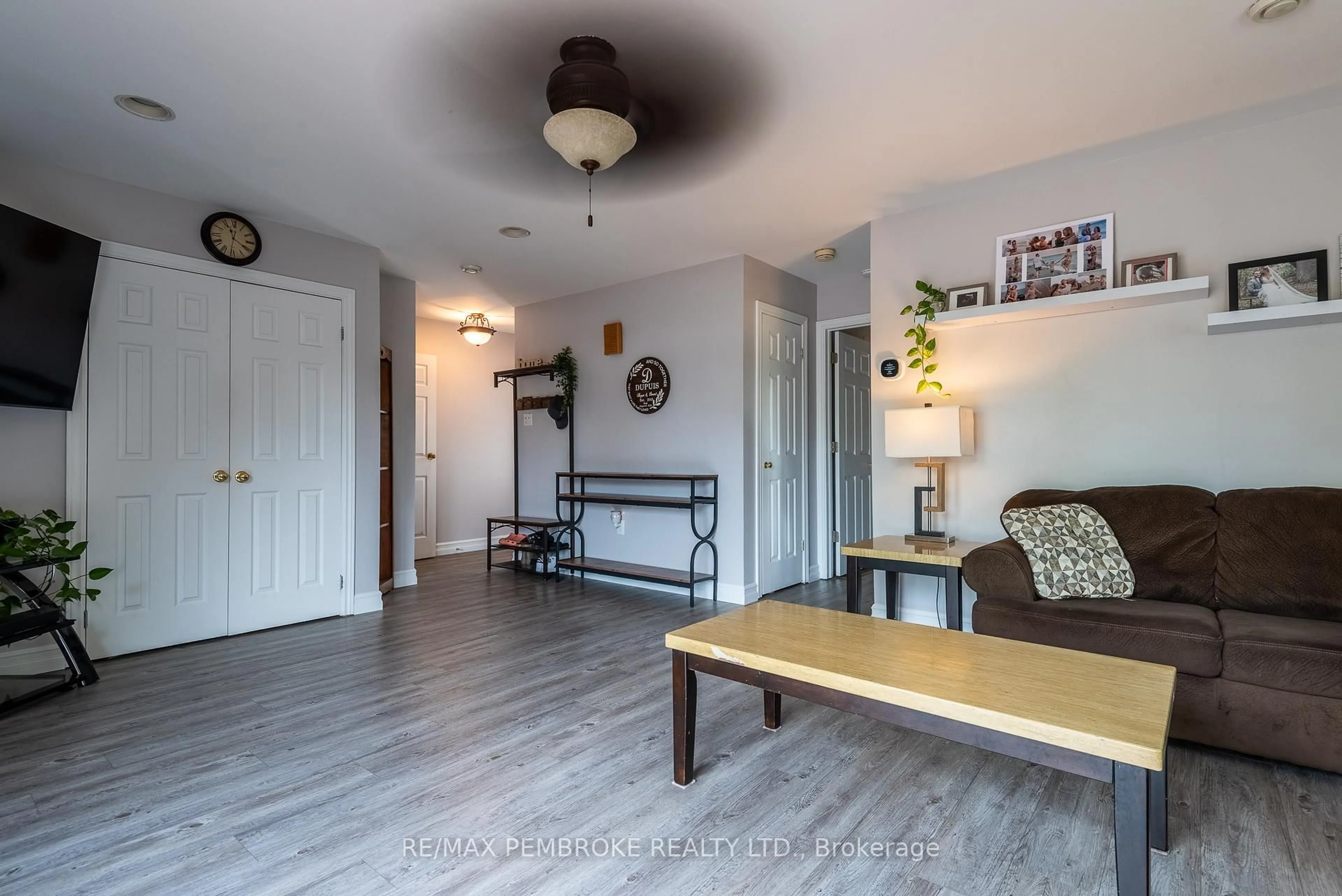 Indoor entryway for 560 Boundary Rd, Pembroke Ontario K8A 6M3
