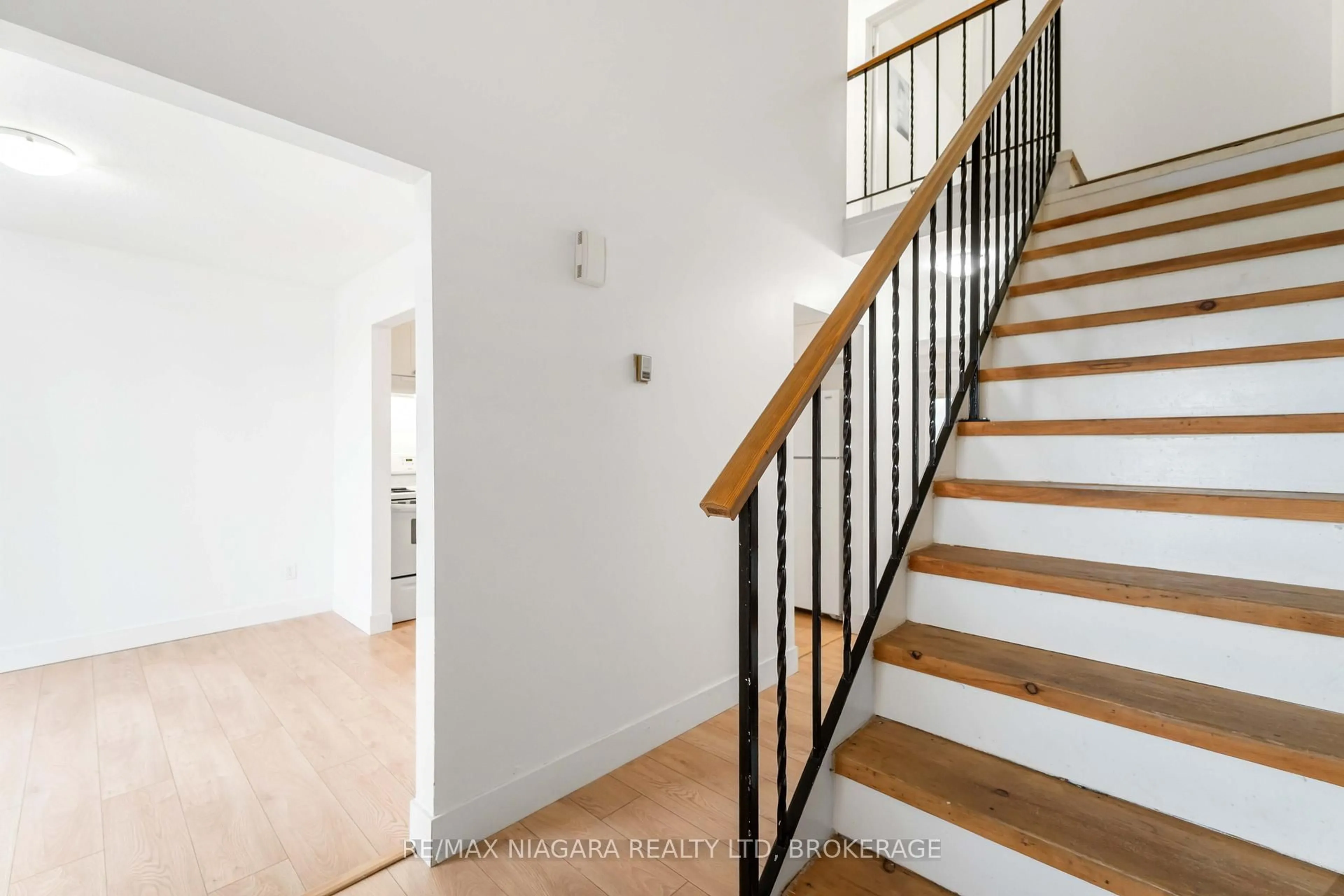 Stairs for 100 Brownleigh Ave #112, Welland Ontario L3B 5V8