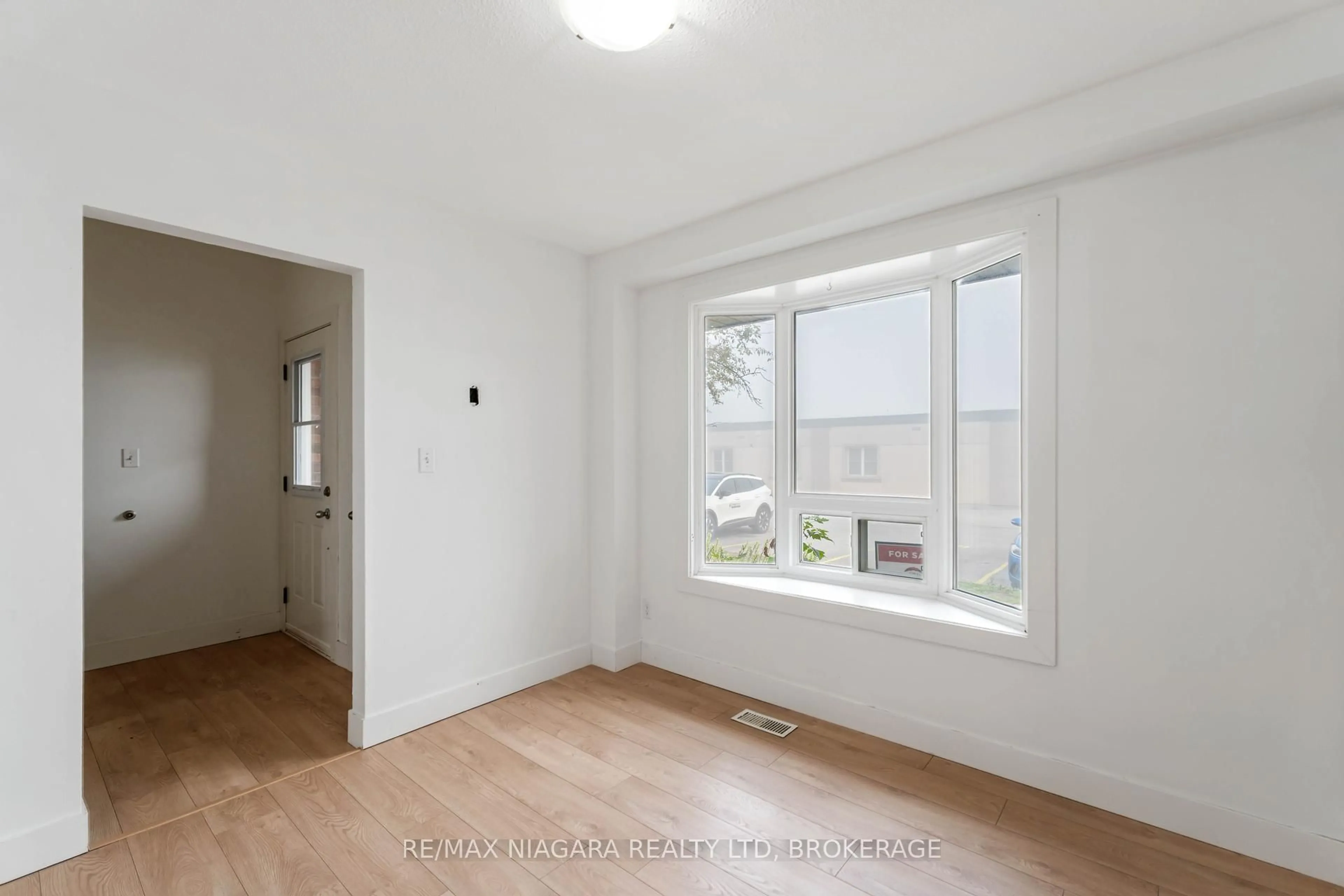 A pic of a room for 100 Brownleigh Ave #112, Welland Ontario L3B 5V8