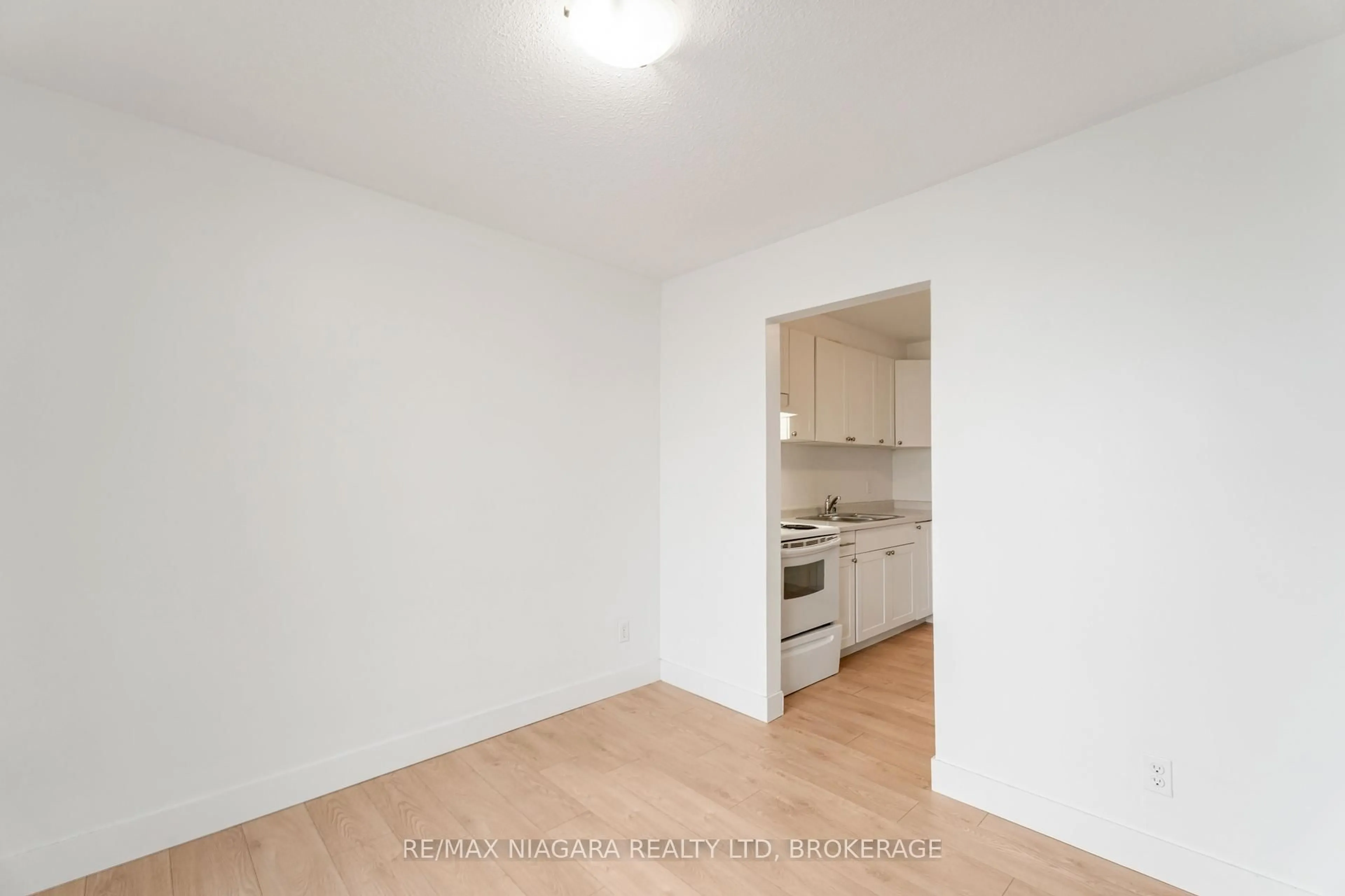 Standard kitchen, unknown for 100 Brownleigh Ave #112, Welland Ontario L3B 5V8