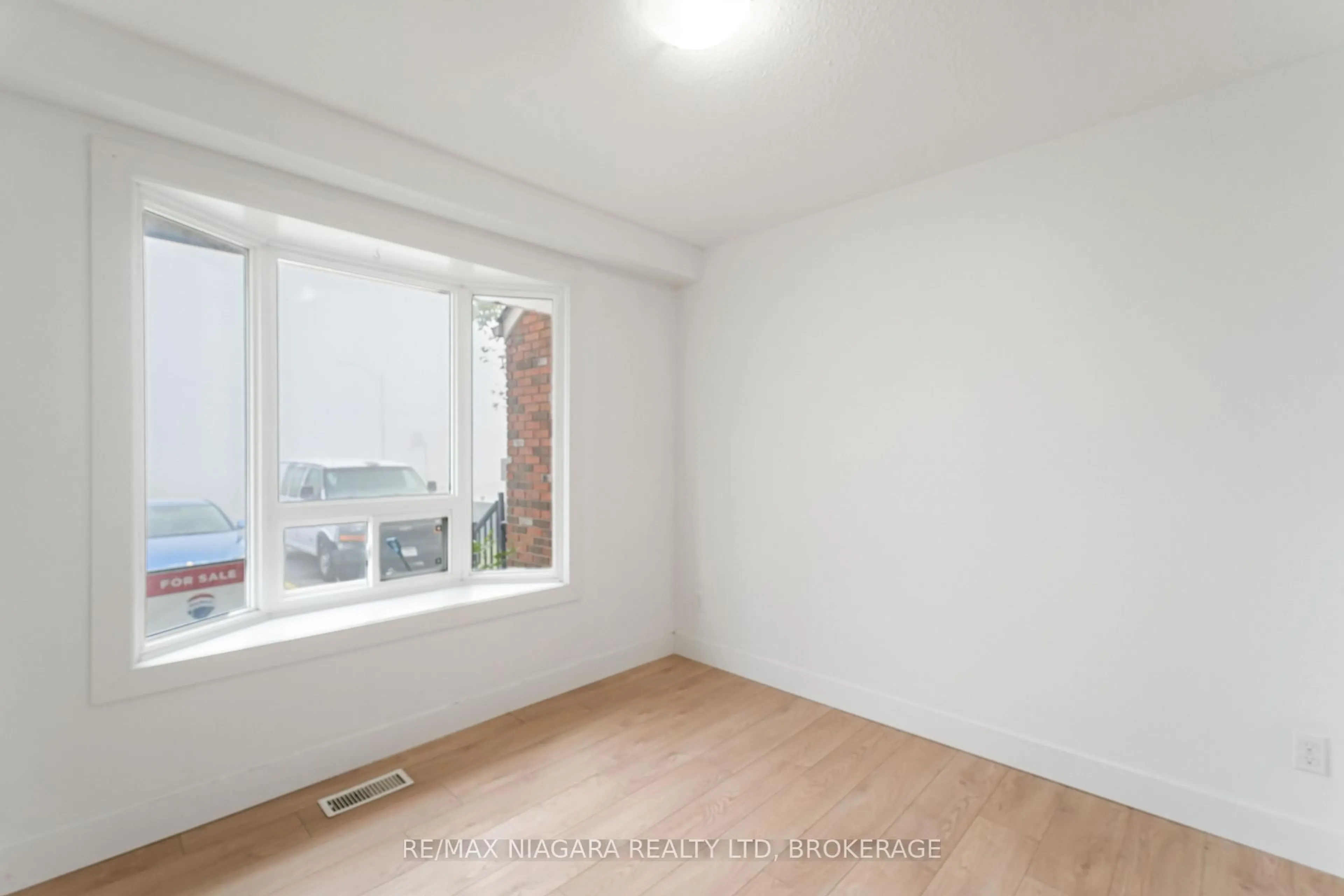 A pic of a room for 100 Brownleigh Ave #112, Welland Ontario L3B 5V8