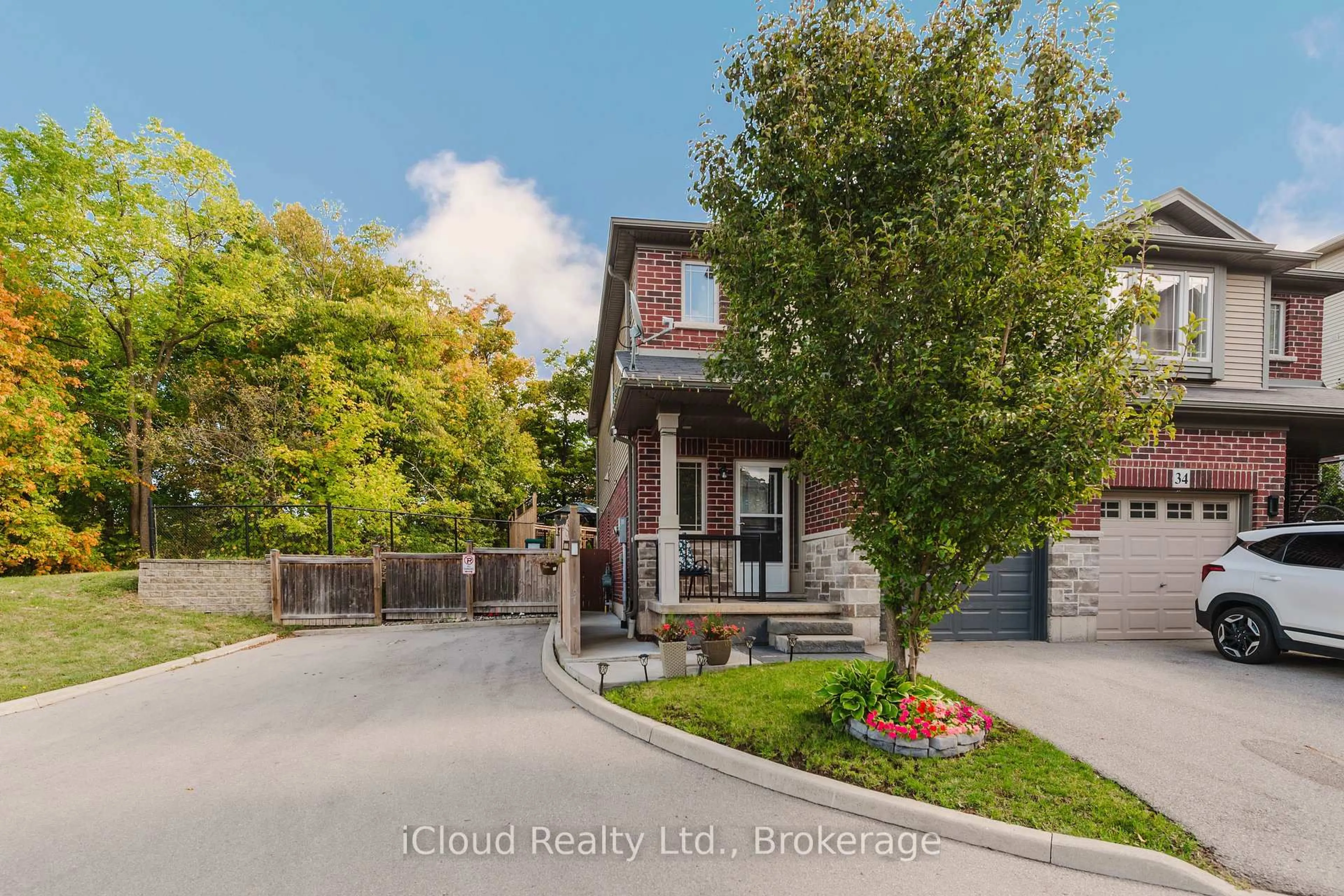 A pic from outside/outdoor area/front of a property/back of a property/a pic from drone, street for 32 Rolling Lane, Hamilton Ontario L8K 0A1