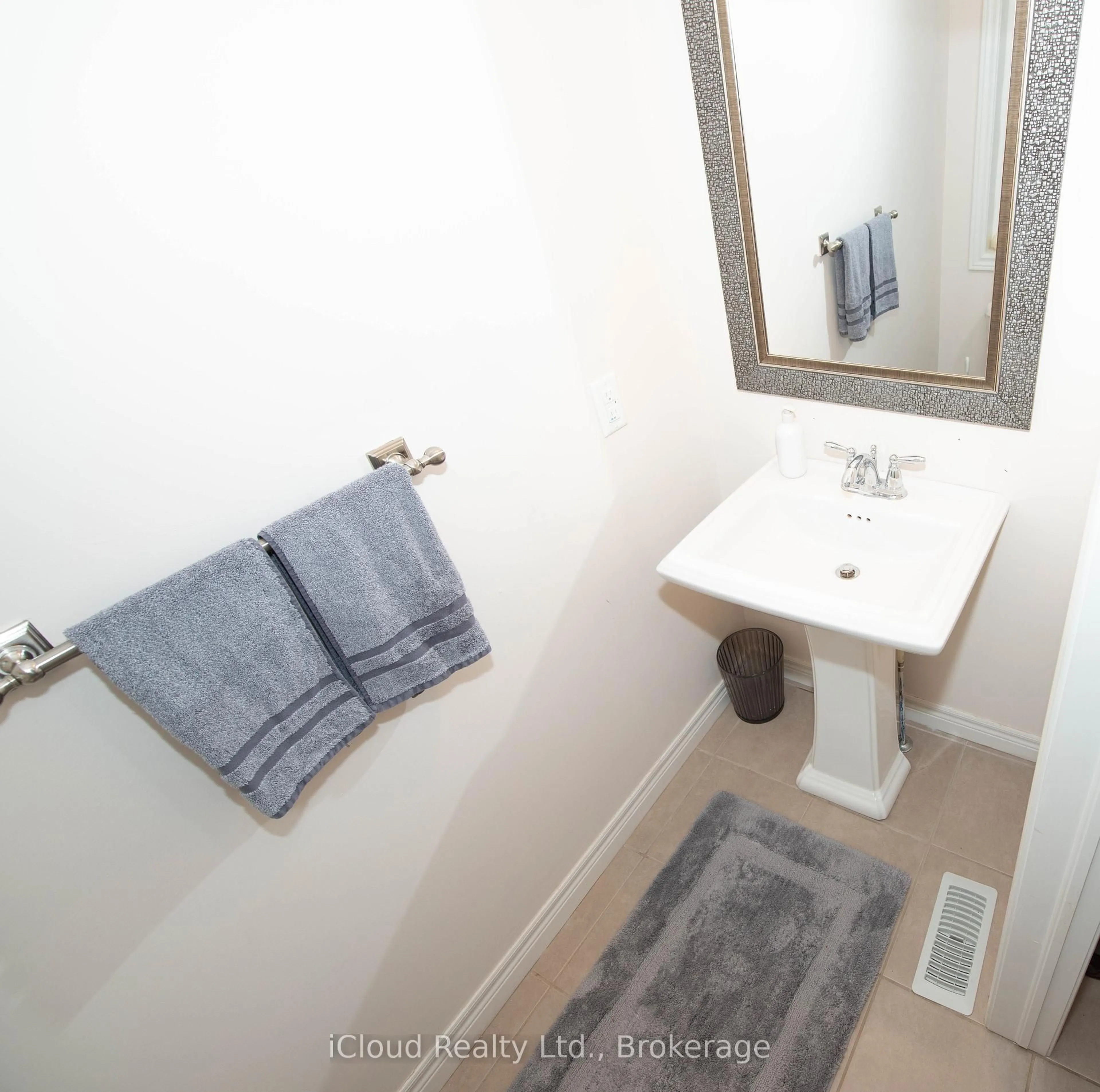Standard bathroom, unknown for 32 Rolling Lane, Hamilton Ontario L8K 0A1