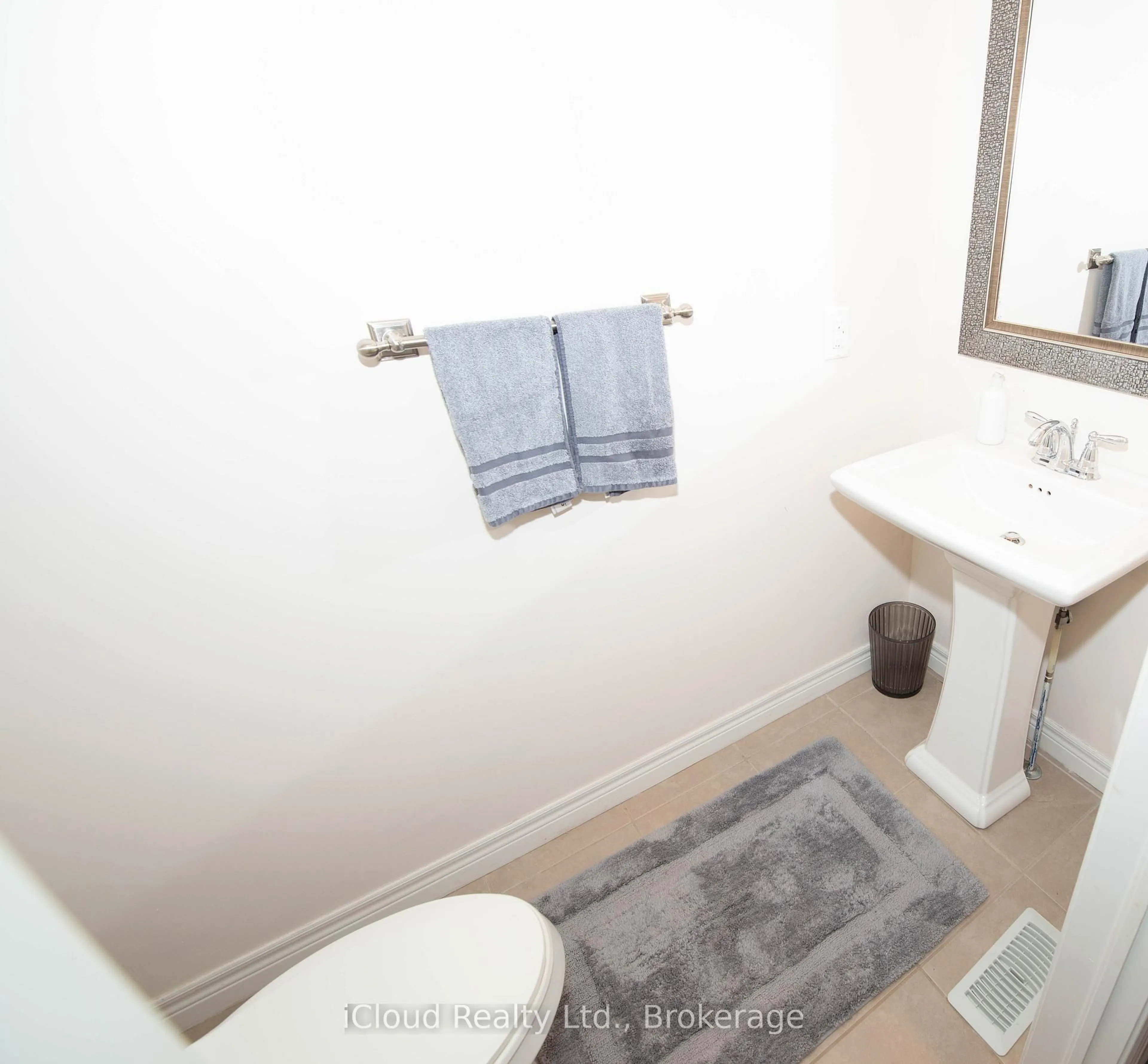 Standard bathroom, unknown for 32 Rolling Lane, Hamilton Ontario L8K 0A1
