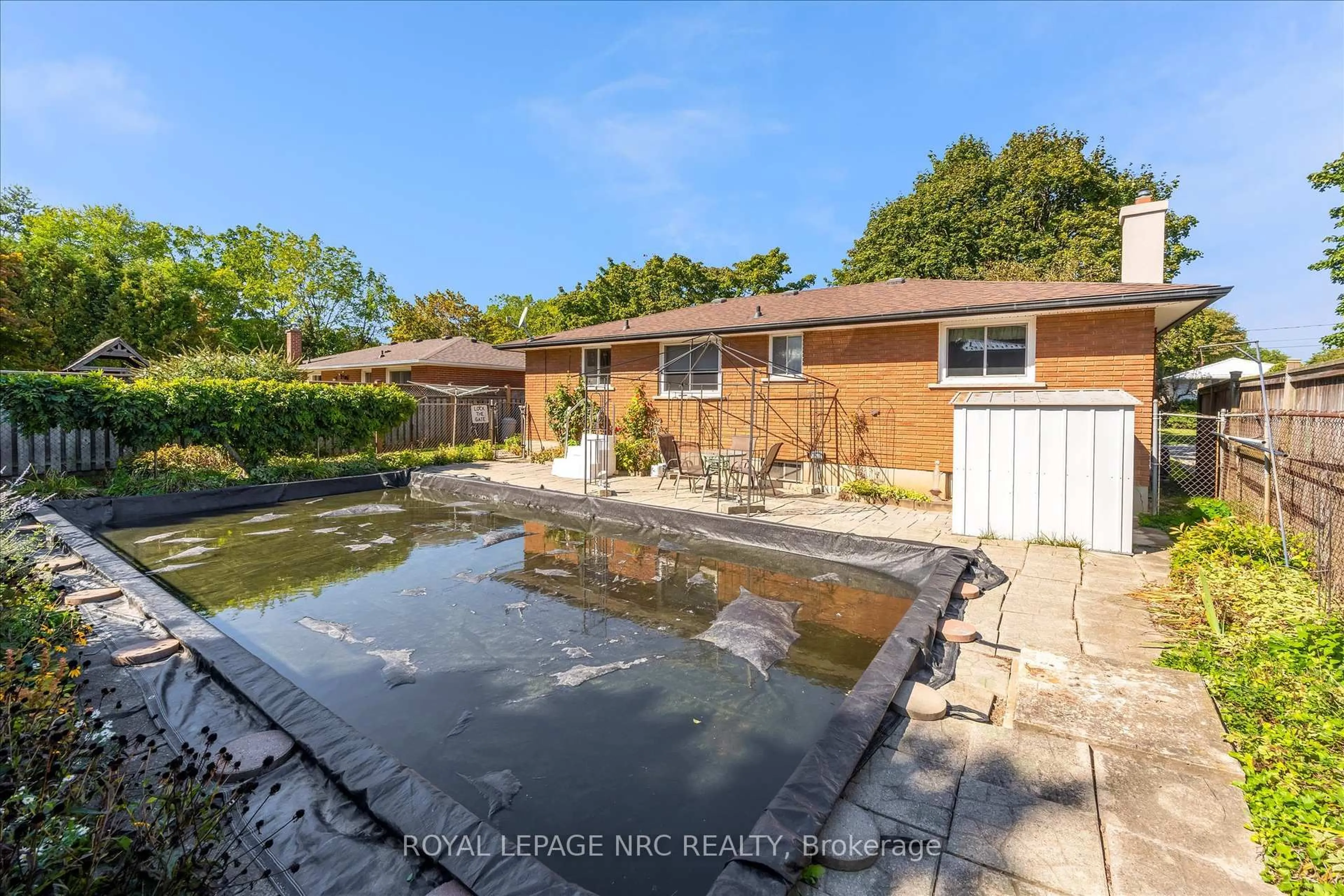 A pic from outside/outdoor area/front of a property/back of a property/a pic from drone, water/lake/river/ocean view for 59 Croydon Dr, St. Catharines Ontario L2M 1J6