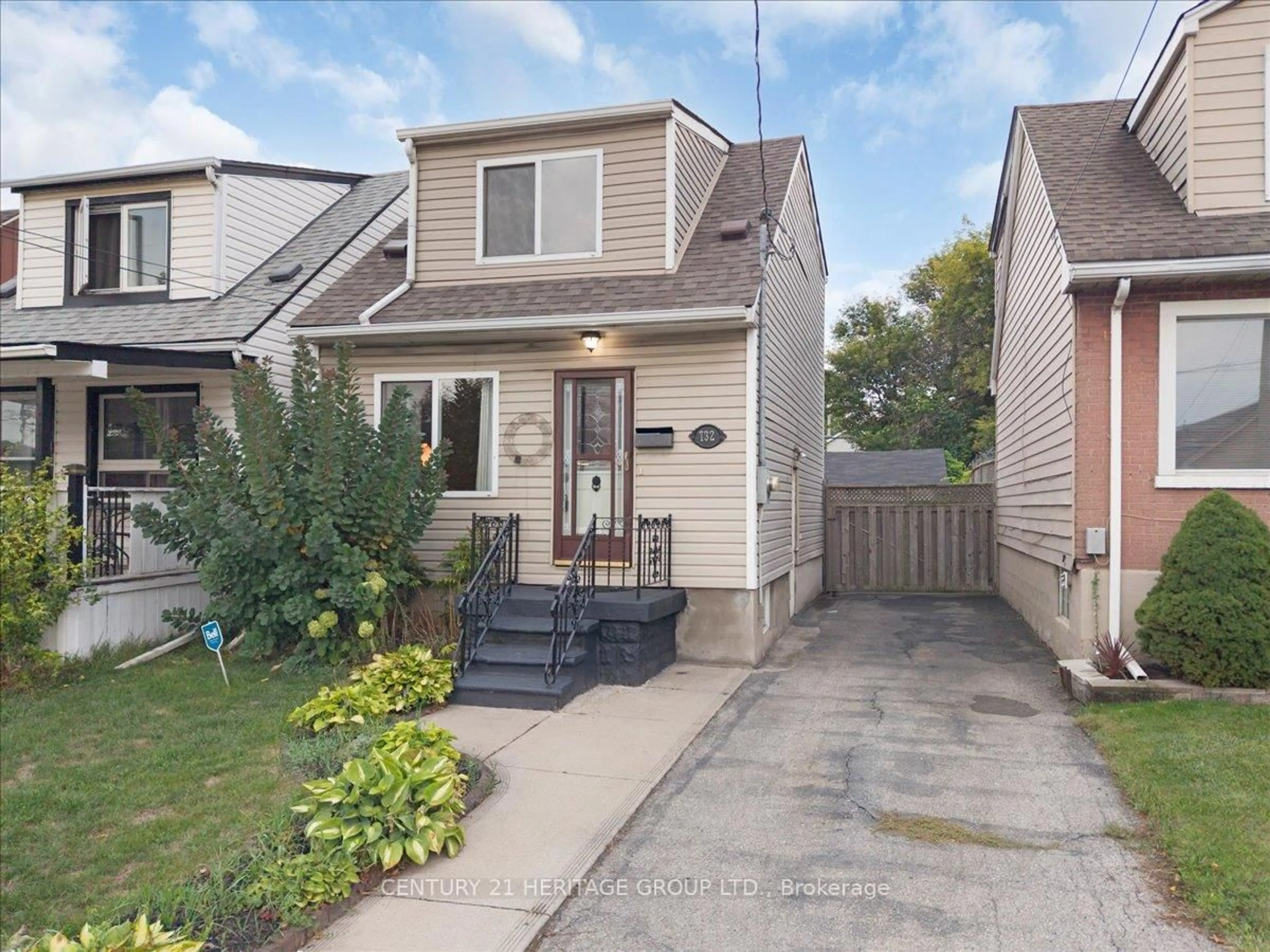Home with vinyl exterior material, street for 732 Tate Ave, Hamilton Ontario L8H 6L7