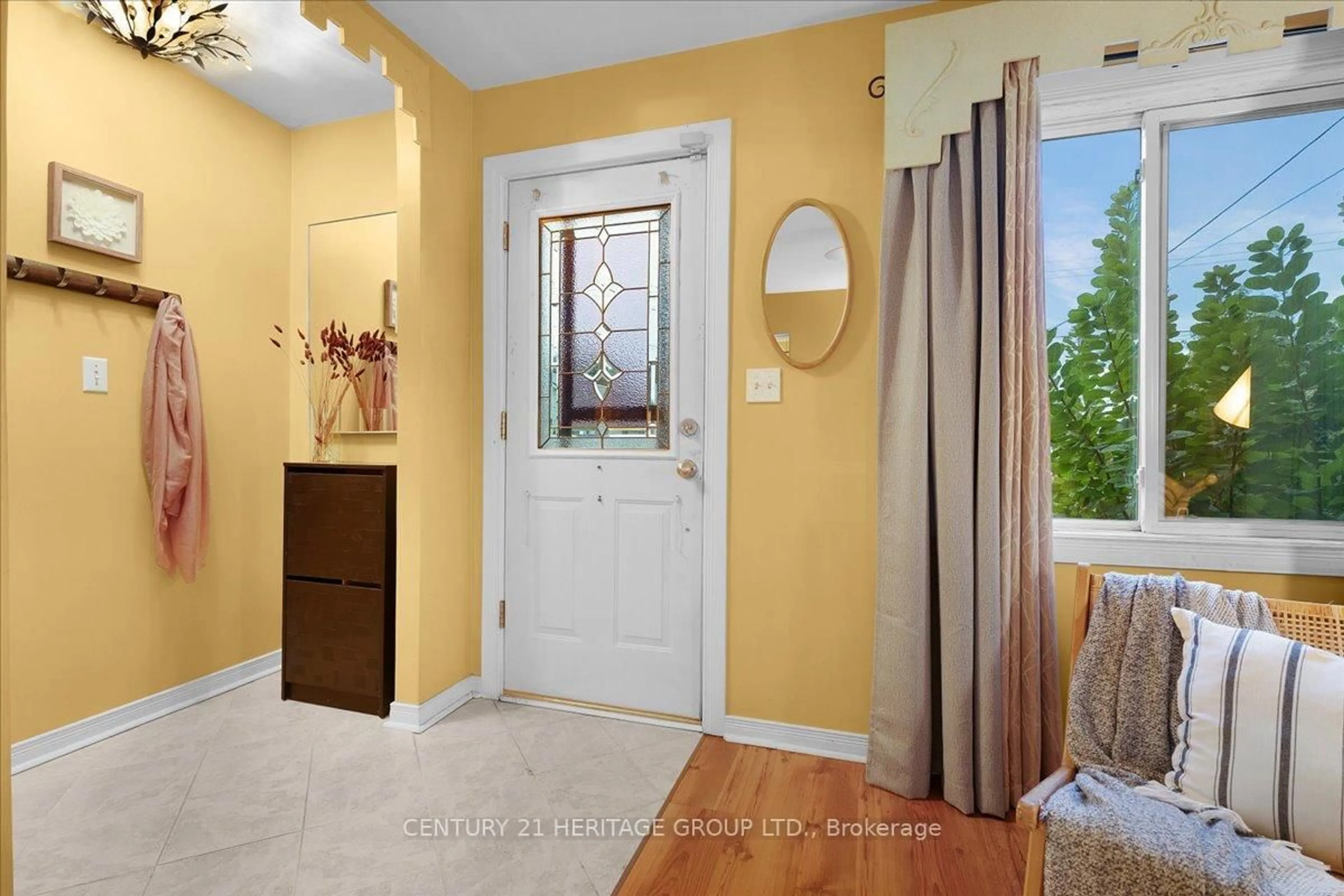 Indoor entryway for 732 Tate Ave, Hamilton Ontario L8H 6L7