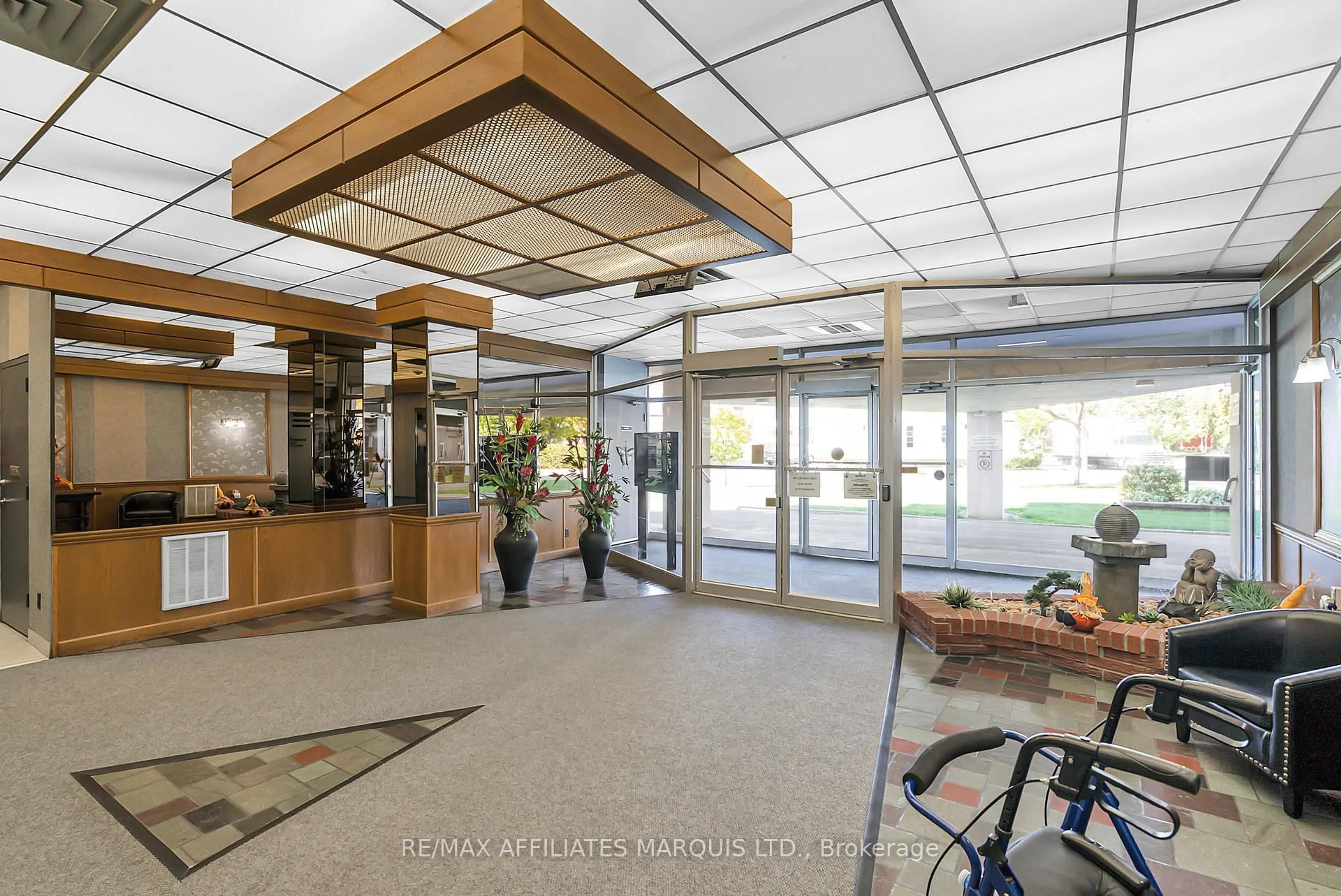 Lobby for 308 Second St #302, Cornwall Ontario K6H 1Z1