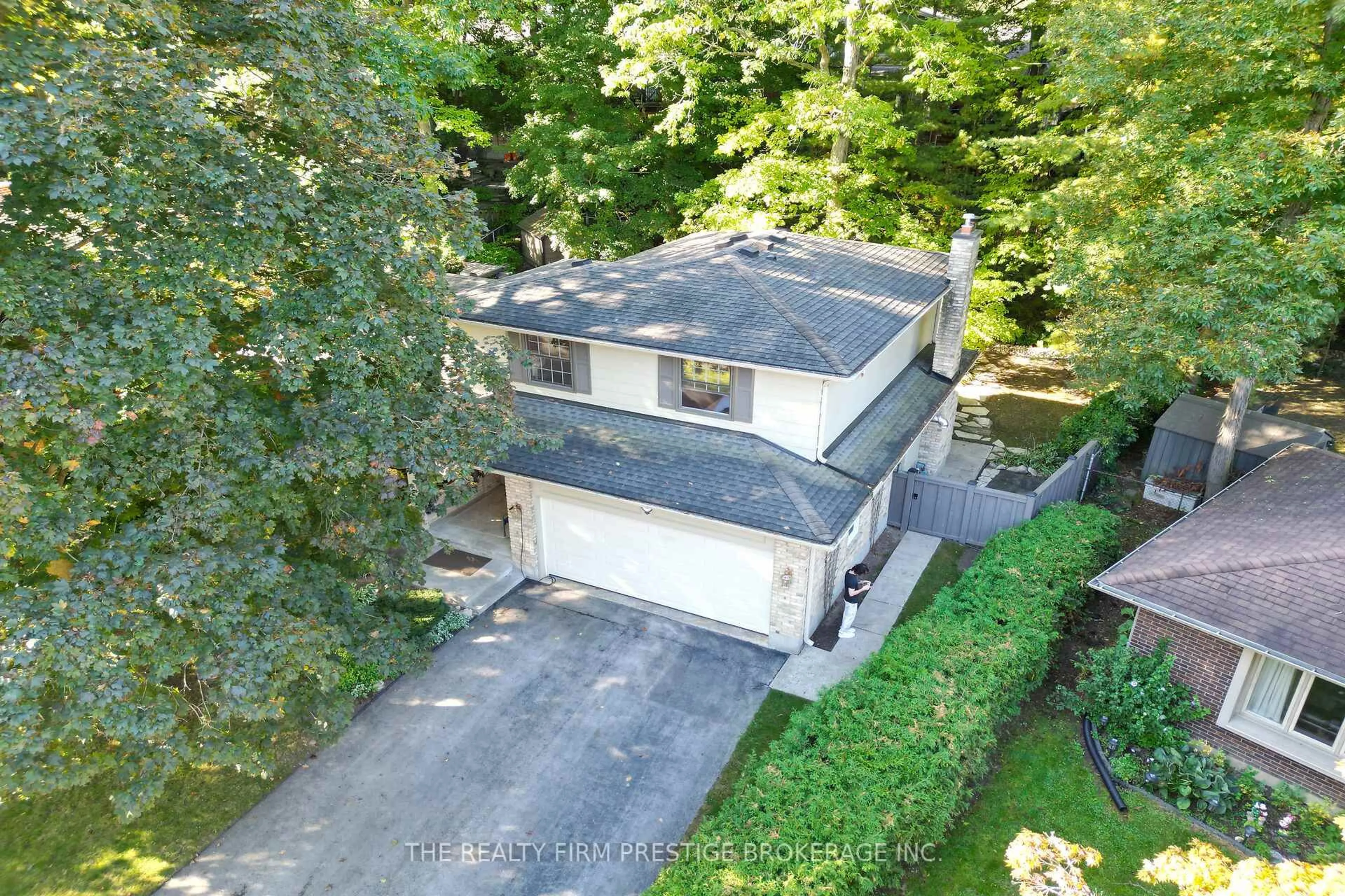 A pic from outside/outdoor area/front of a property/back of a property/a pic from drone, street for 15 Rockford Cres, London South Ontario N6K 3B5
