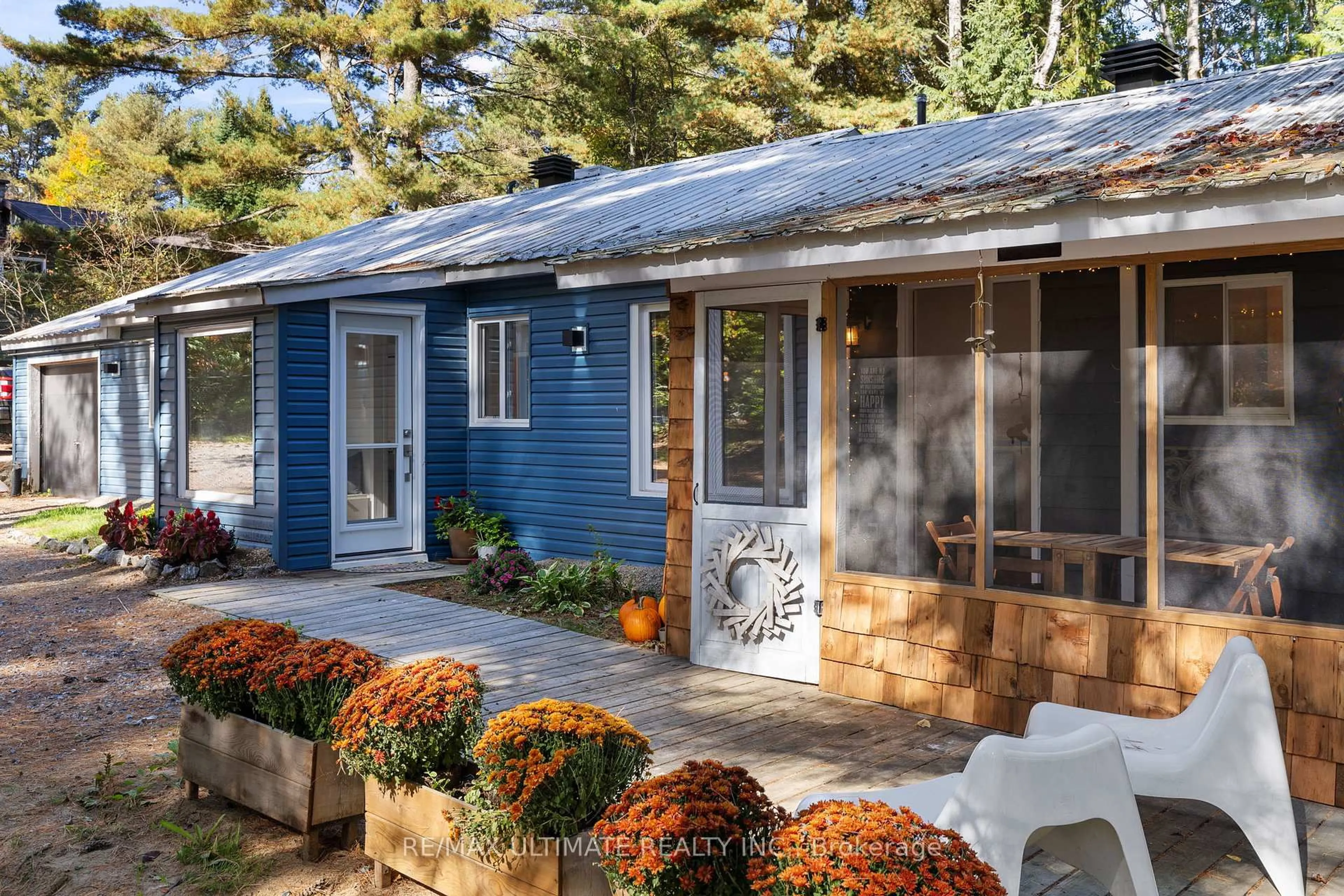 Patio, street for 328 Muskoka Rd 10 Rd, Huntsville Ontario P0B 1L0