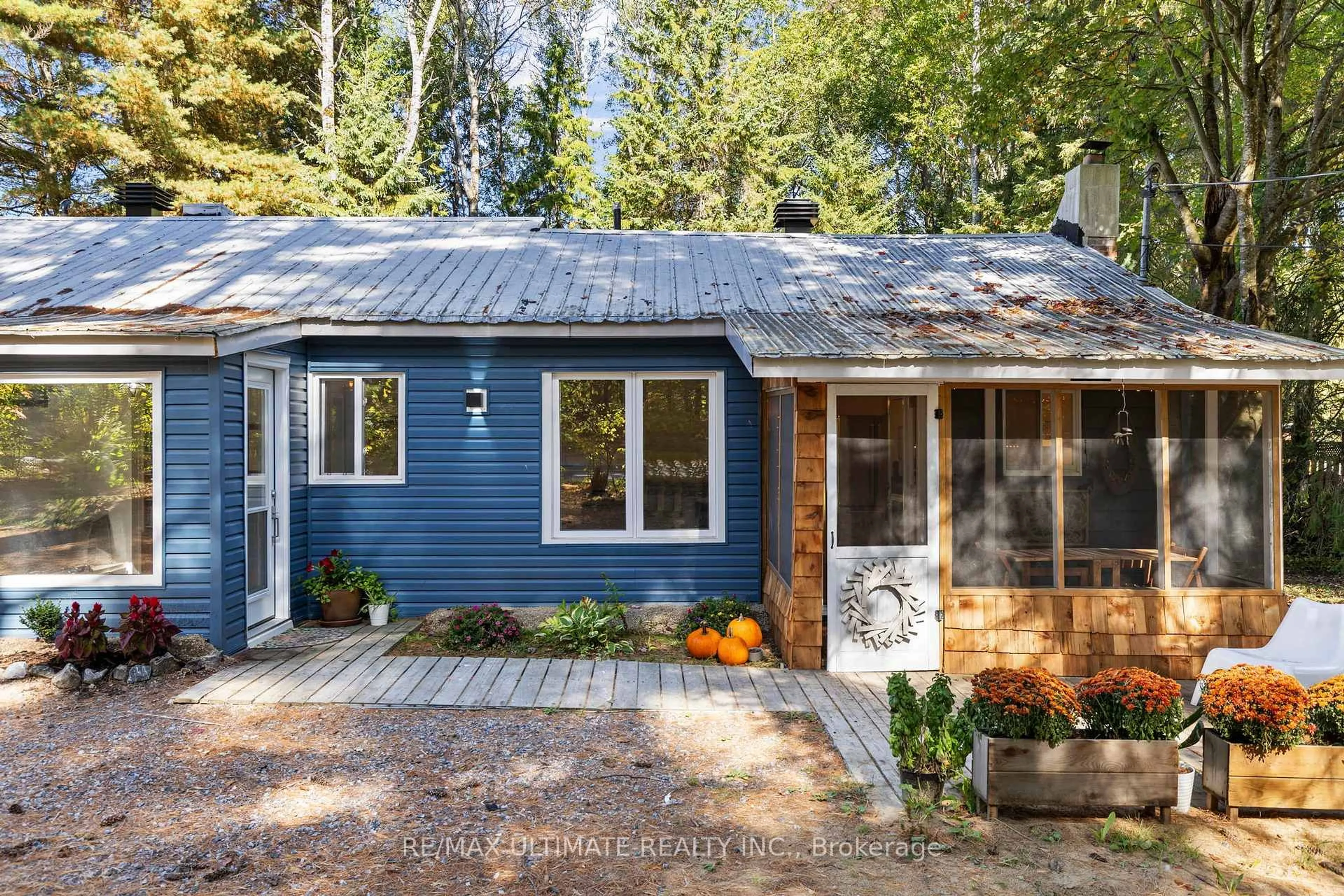 Home with vinyl exterior material, street for 328 Muskoka Rd 10 Rd, Huntsville Ontario P0B 1L0