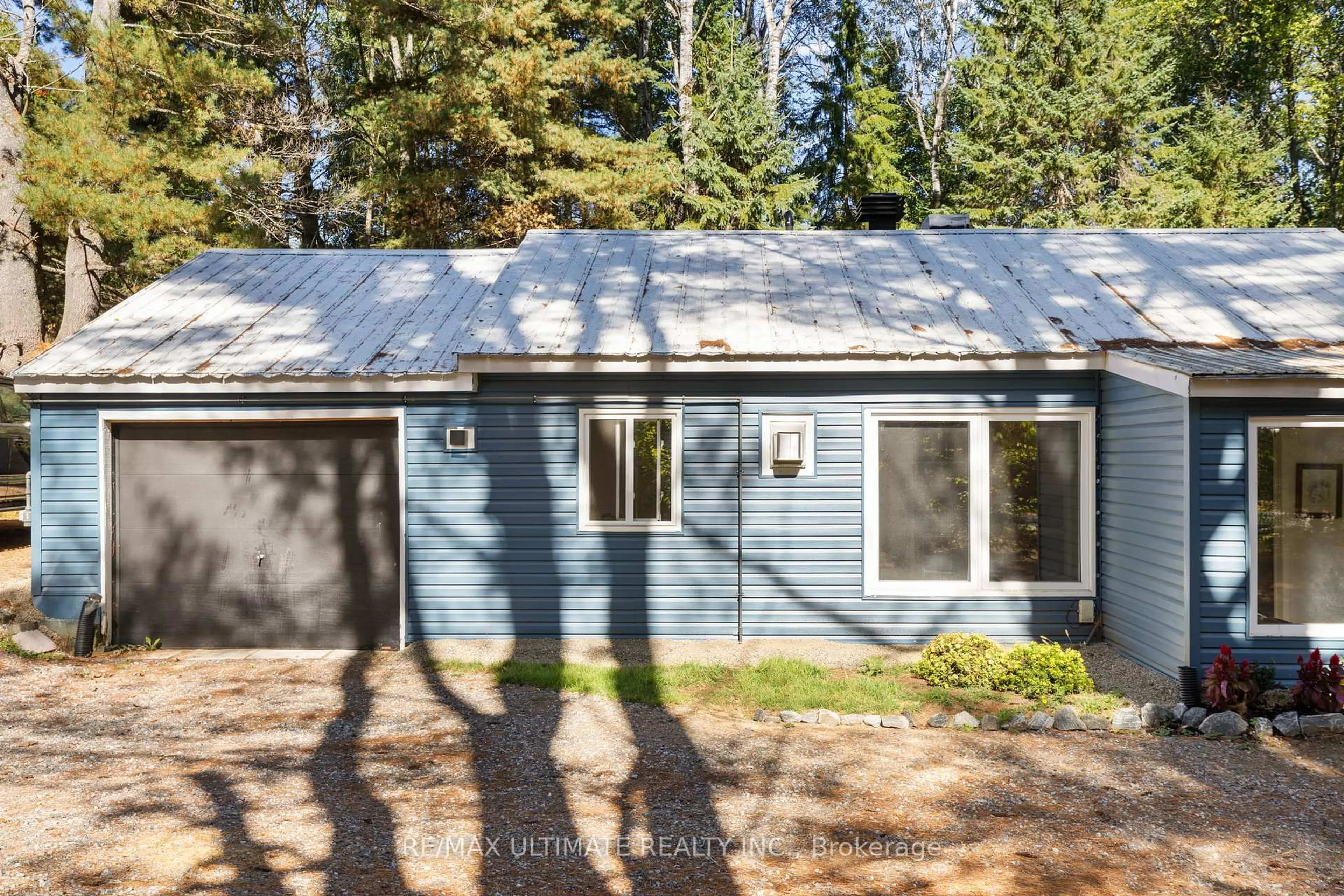 Home with vinyl exterior material, unknown for 328 Muskoka Rd 10 Rd, Huntsville Ontario P0B 1L0