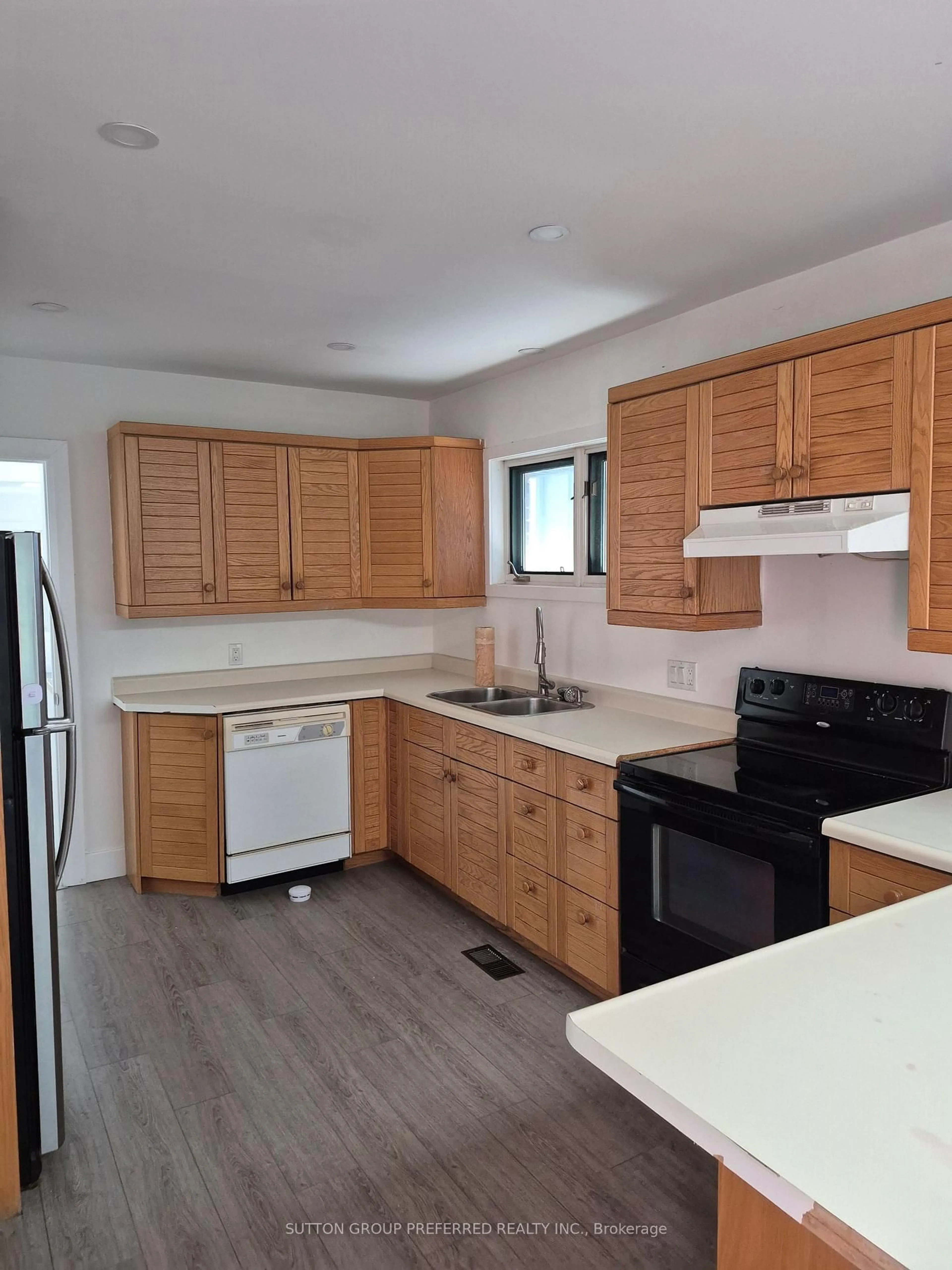 Standard kitchen, unknown for 863 Colborne St, London East Ontario N6A 4A1