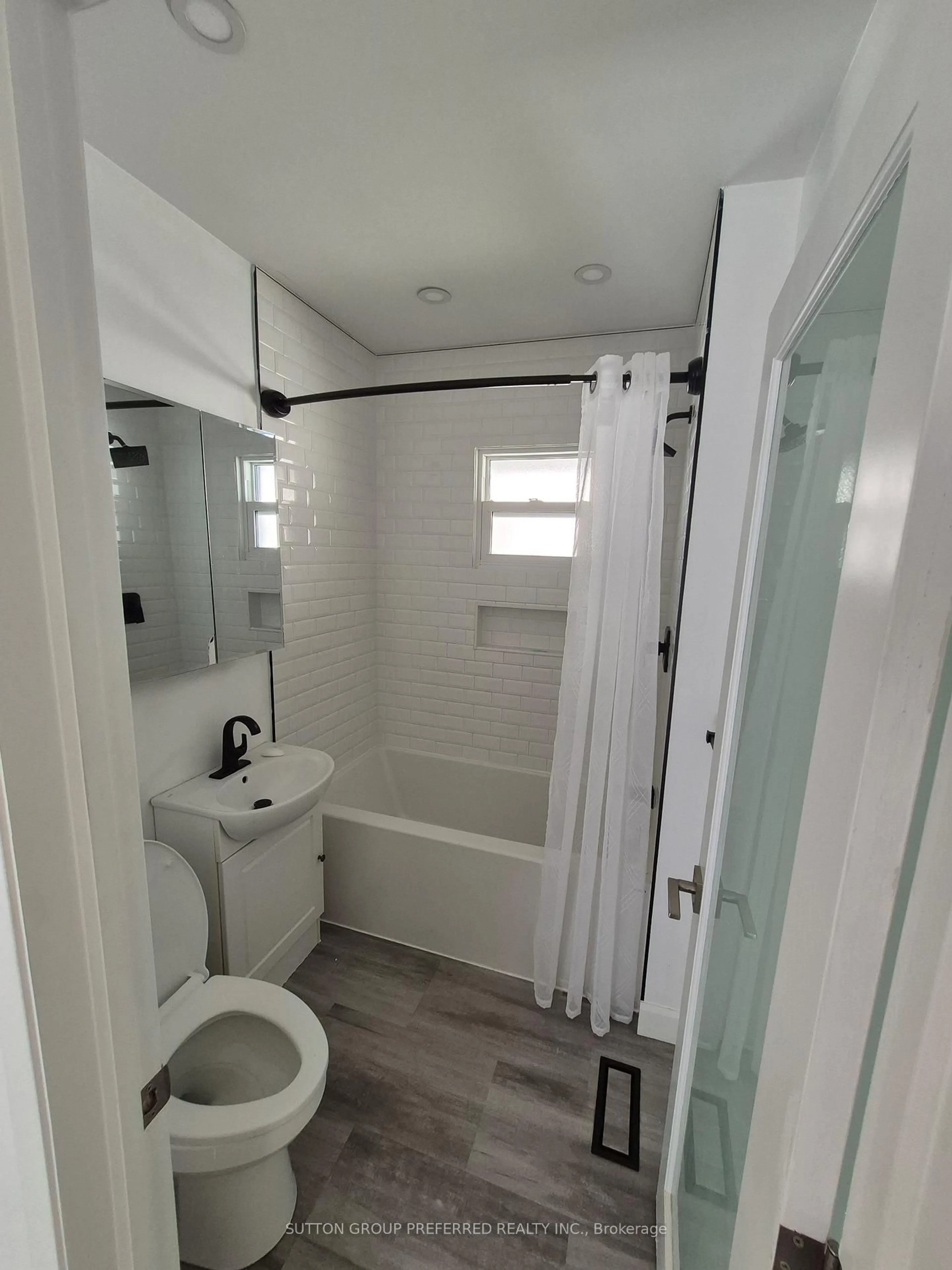 Standard bathroom, unknown for 863 Colborne St, London East Ontario N6A 4A1