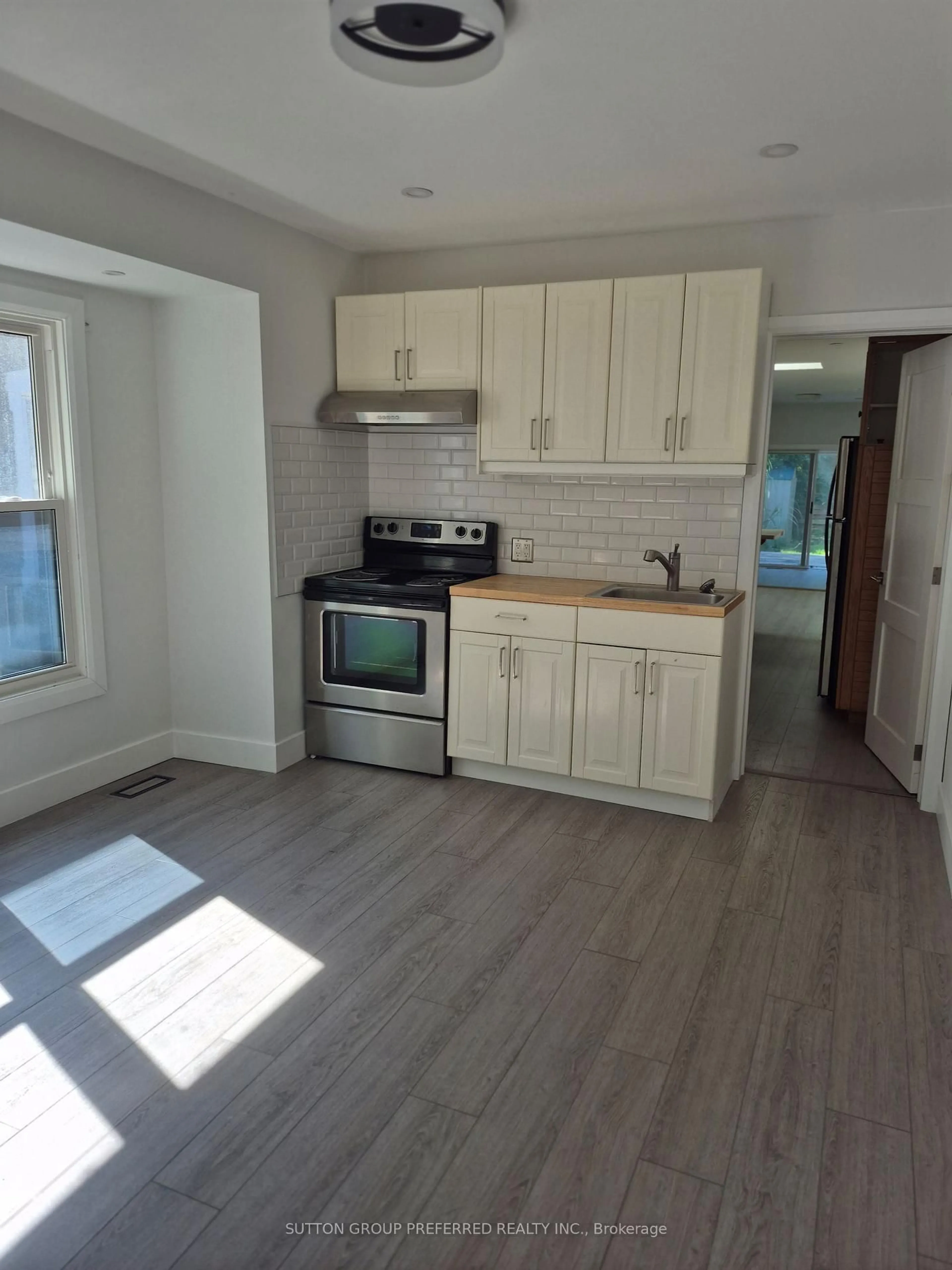 Open concept kitchen, wood/laminate floor for 863 Colborne St, London East Ontario N6A 4A1