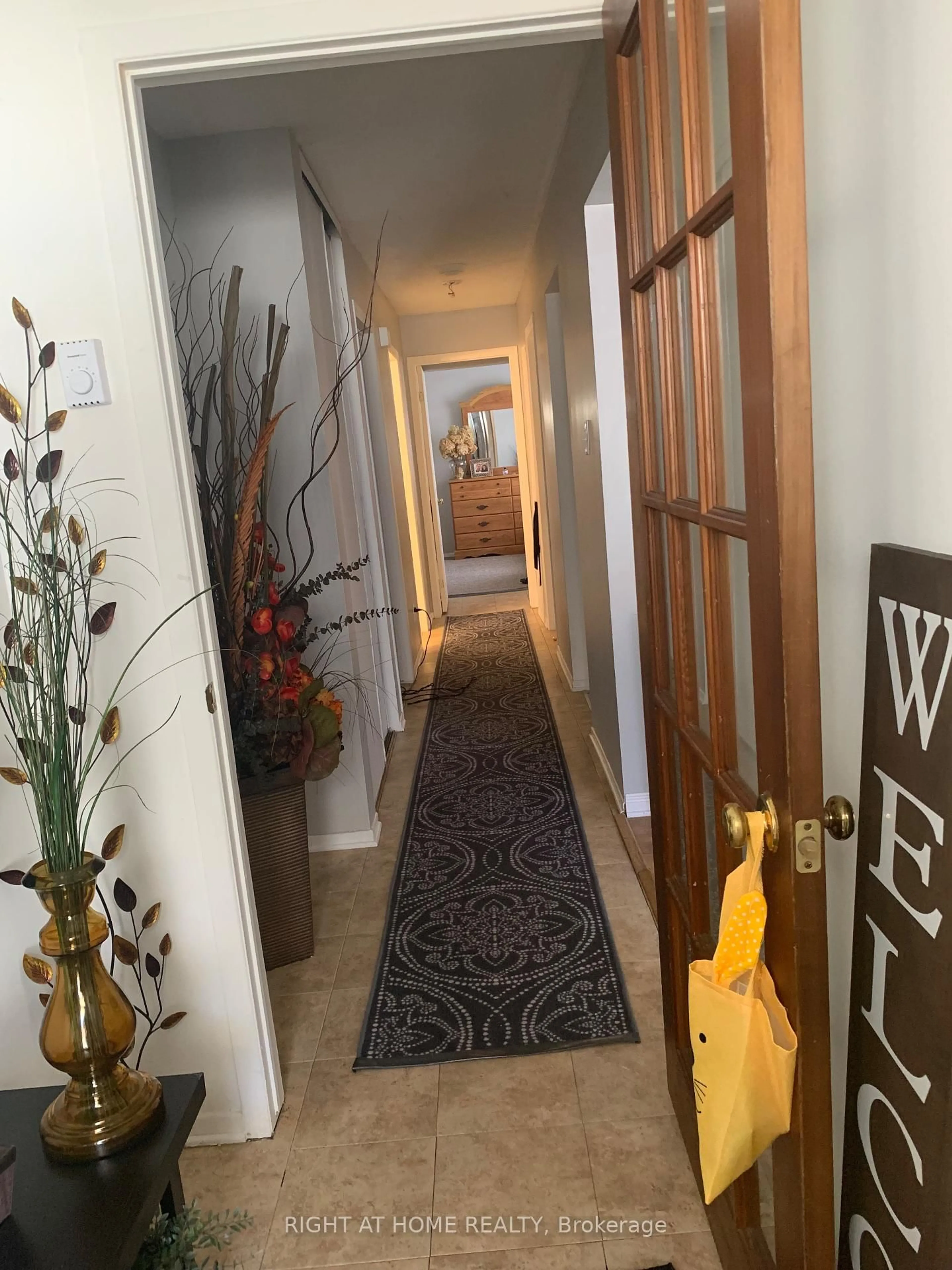 Indoor entryway for 1033 Cummings Ave #E, Ottawa Ontario K1J 9K6