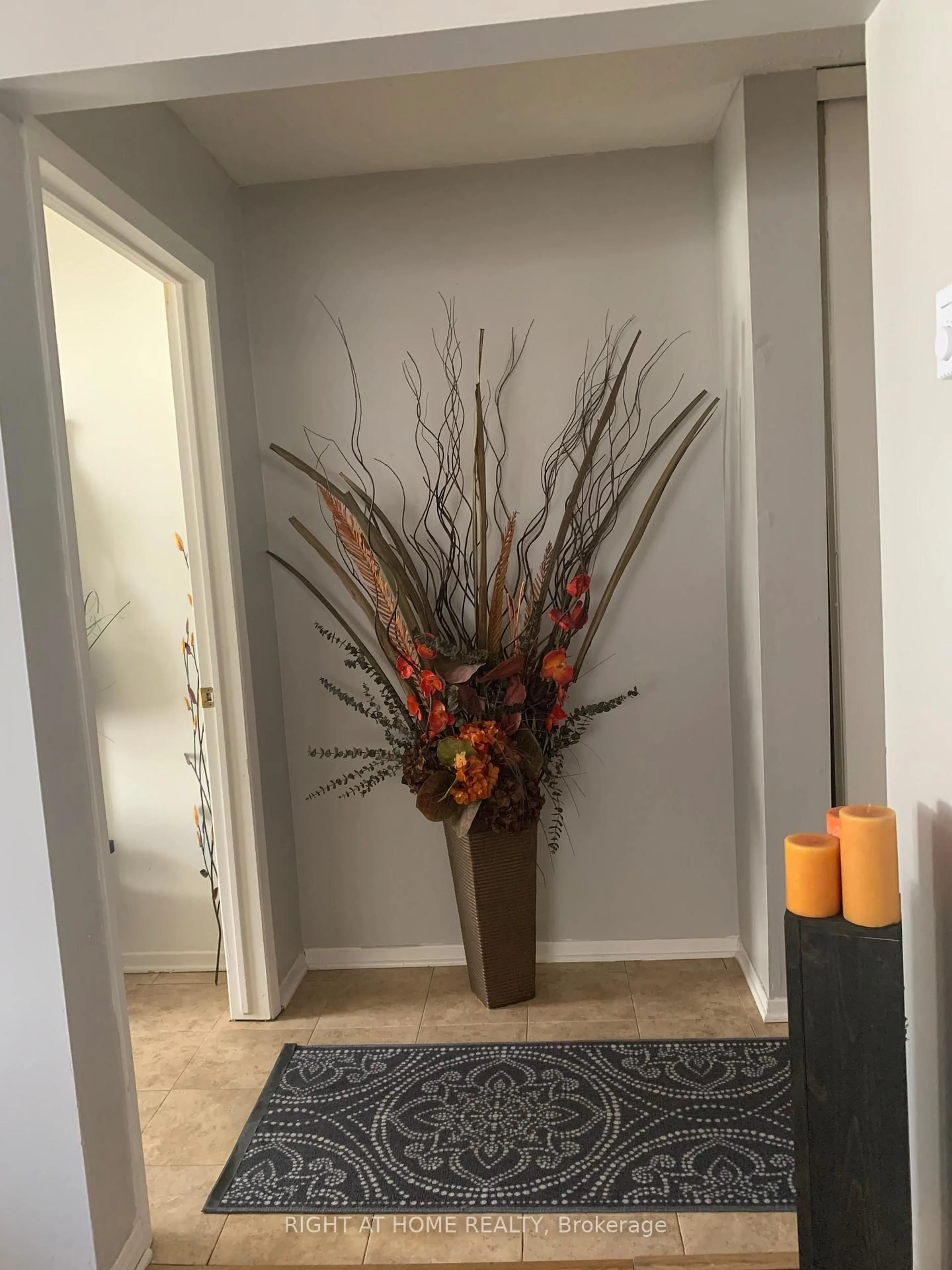 Indoor entryway for 1033 Cummings Ave #E, Ottawa Ontario K1J 9K6