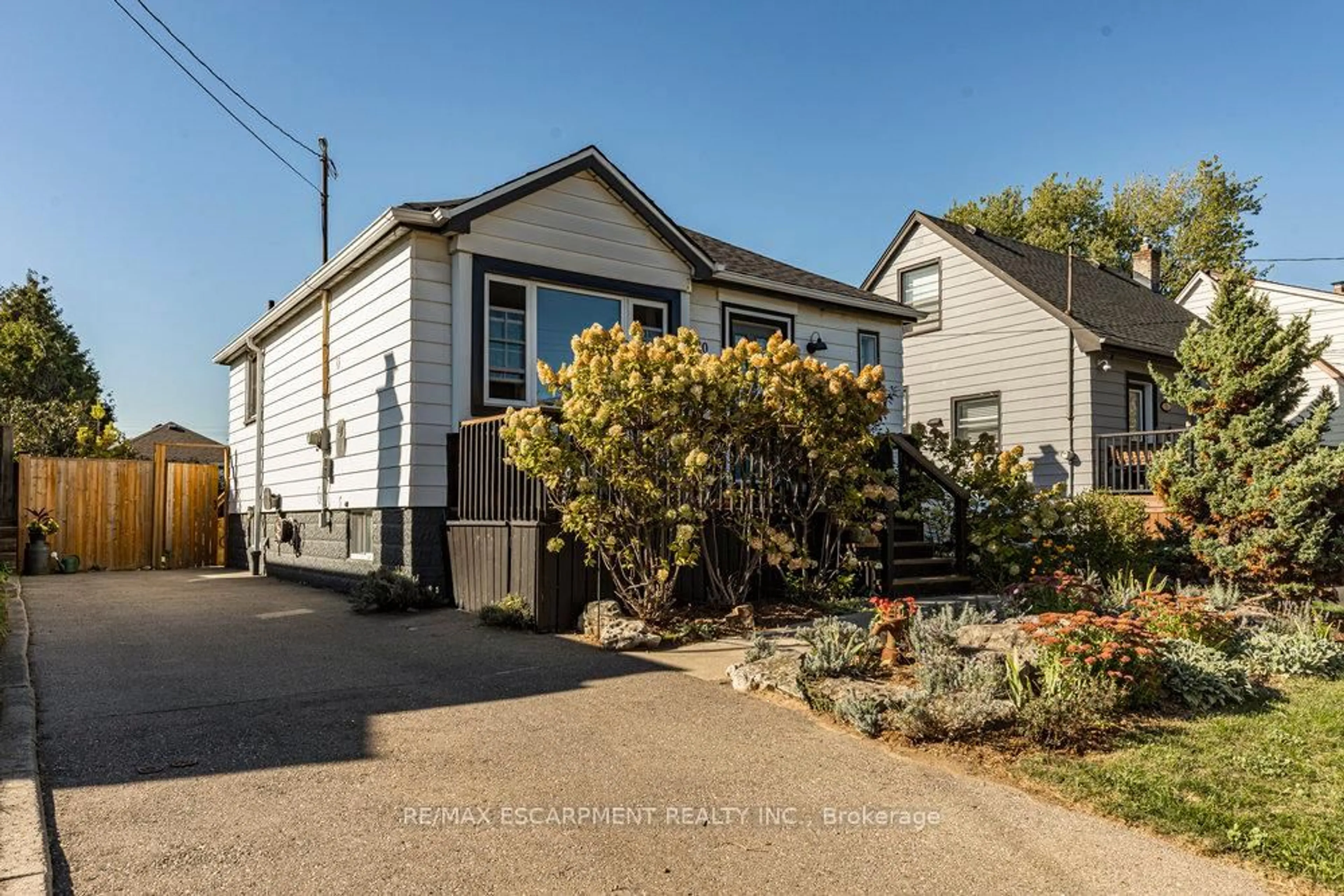 A pic from outside/outdoor area/front of a property/back of a property/a pic from drone, street for 80 East 39th St, Hamilton Ontario L8V 4H3