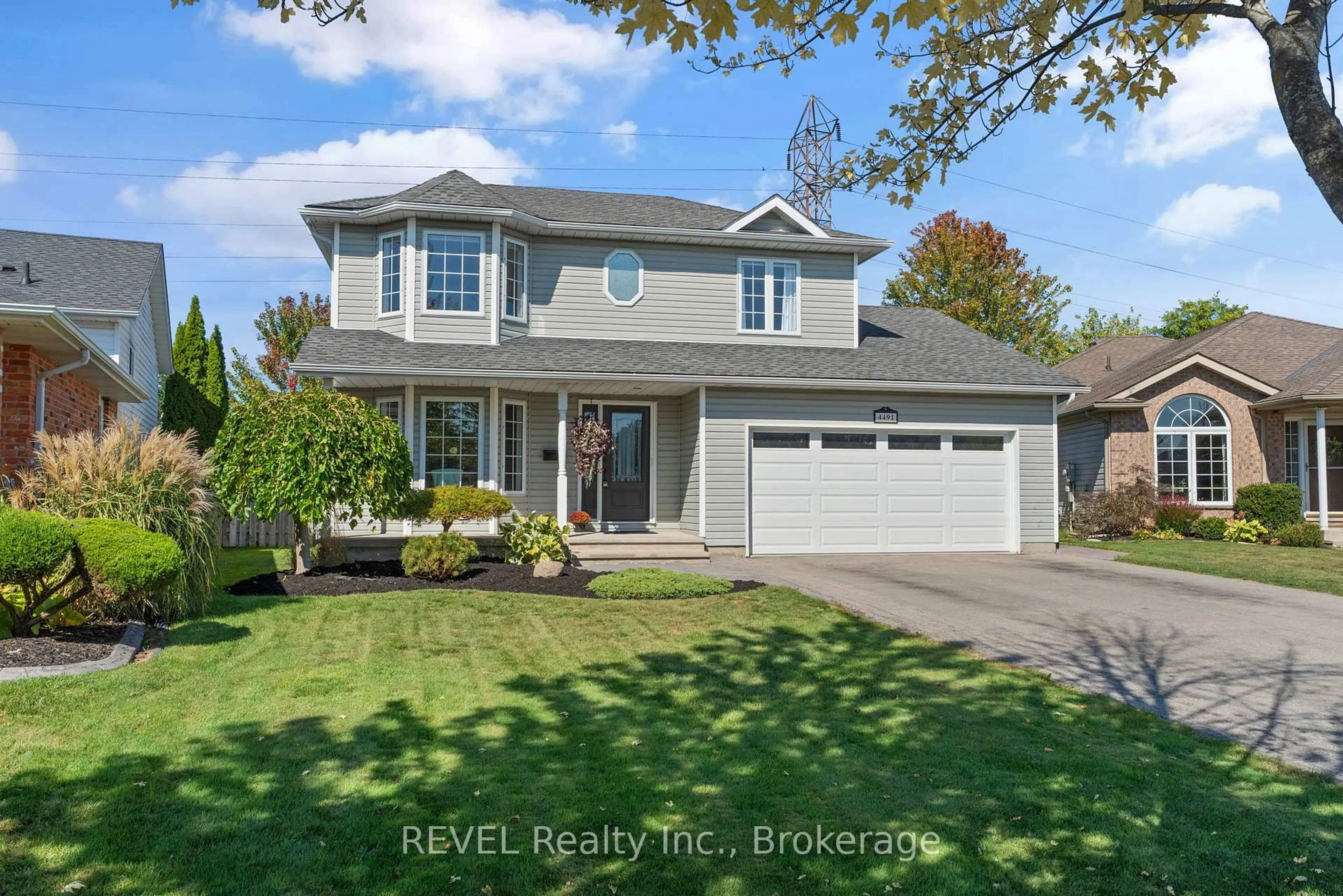 Home with vinyl exterior material, street for 4491 DAWN Cres, Niagara Falls Ontario L2H 3H9