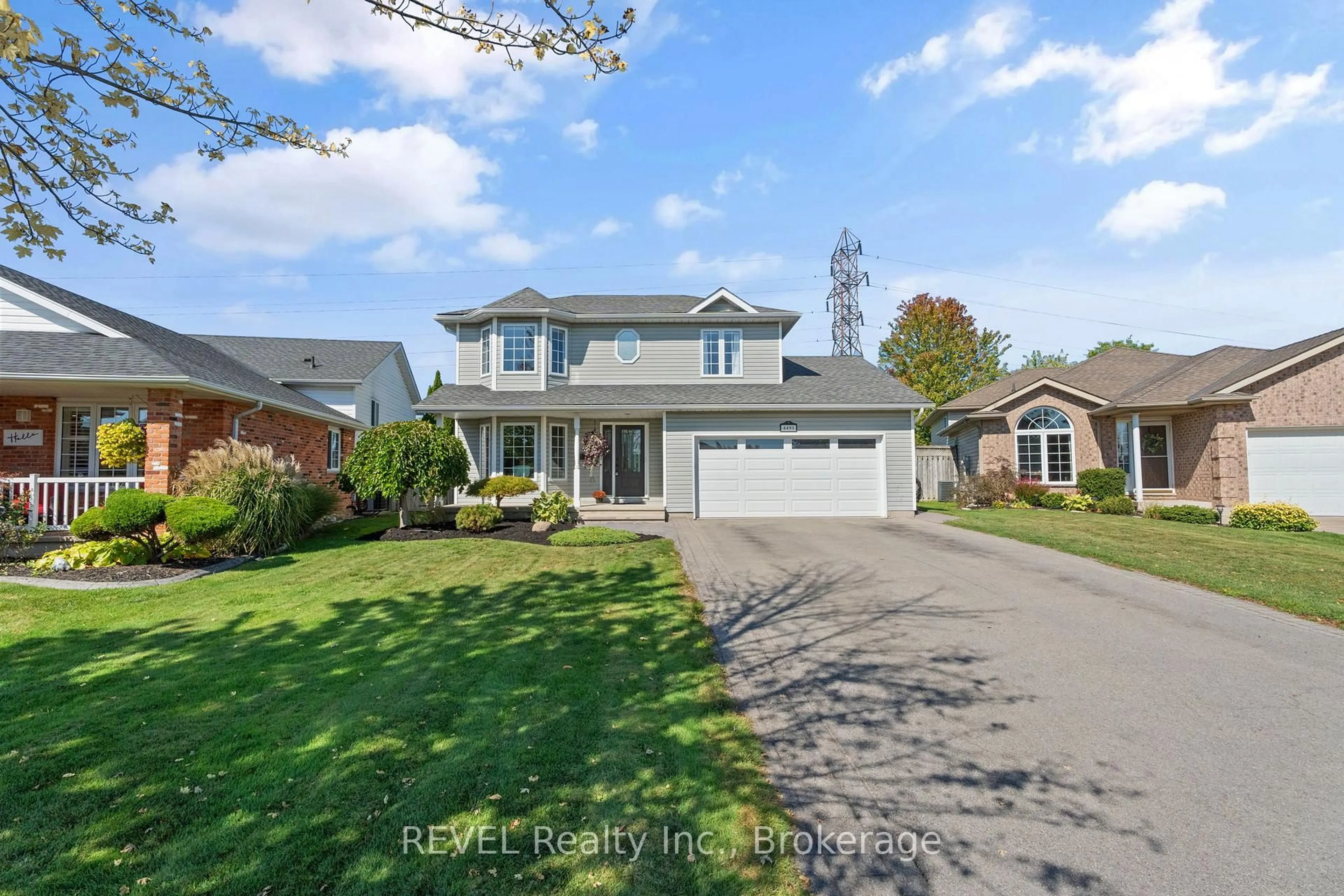 A pic from outside/outdoor area/front of a property/back of a property/a pic from drone, street for 4491 DAWN Cres, Niagara Falls Ontario L2H 3H9
