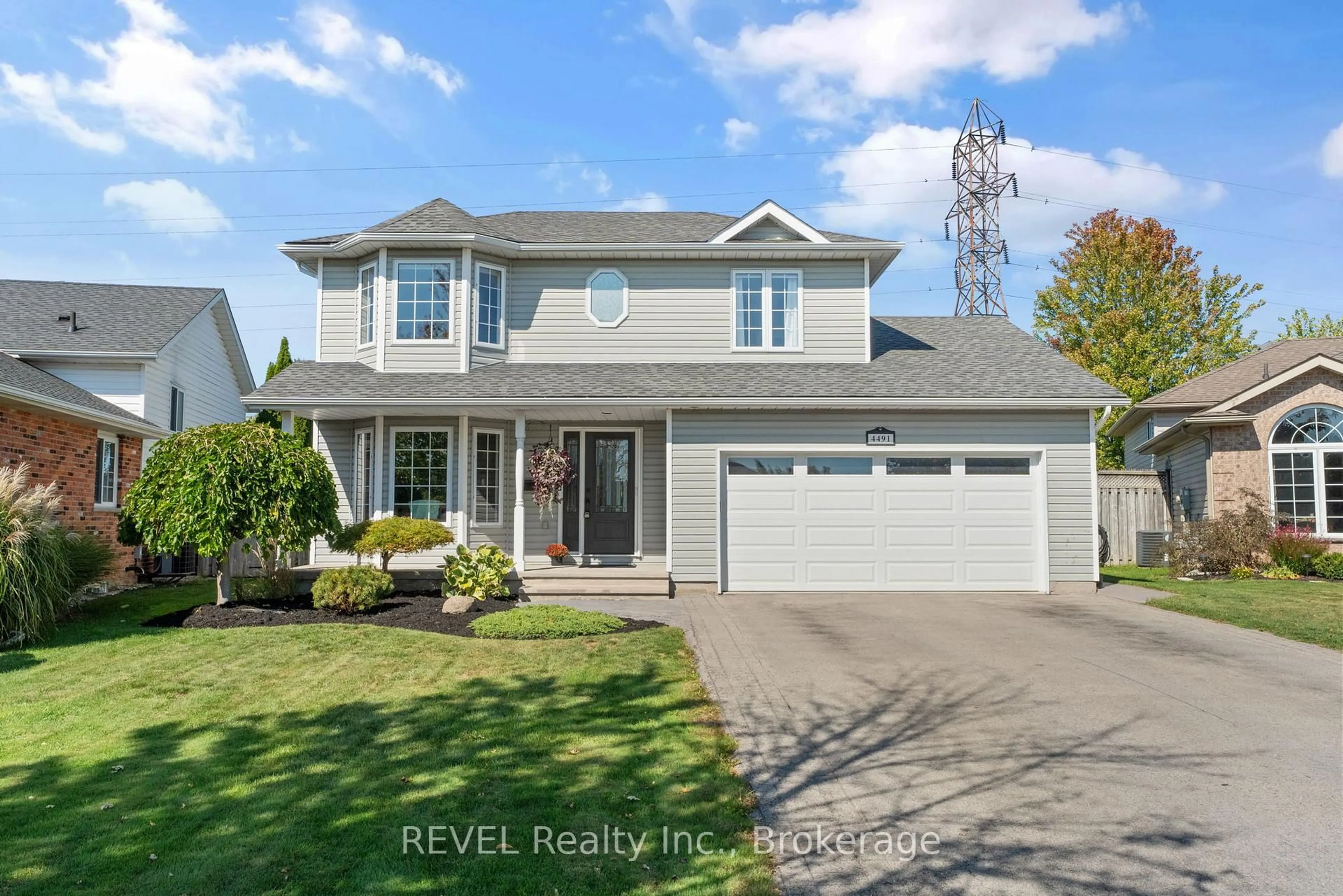 Home with vinyl exterior material, street for 4491 DAWN Cres, Niagara Falls Ontario L2H 3H9