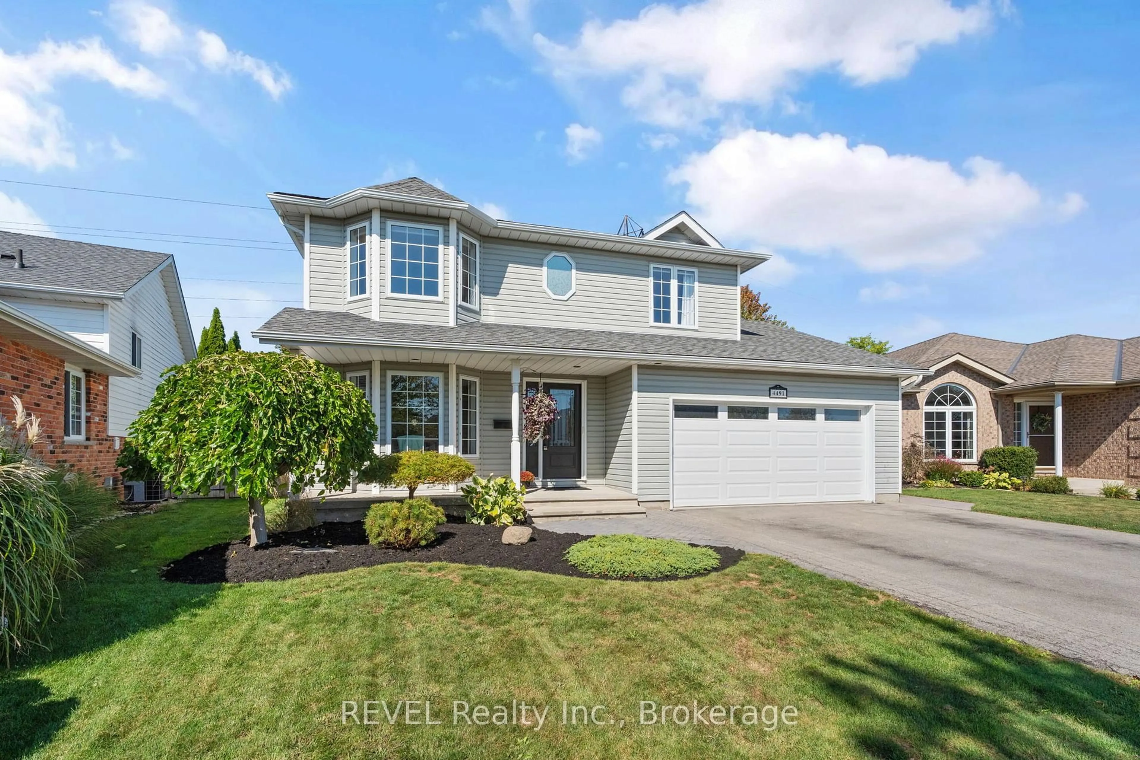 Home with vinyl exterior material, street for 4491 DAWN Cres, Niagara Falls Ontario L2H 3H9
