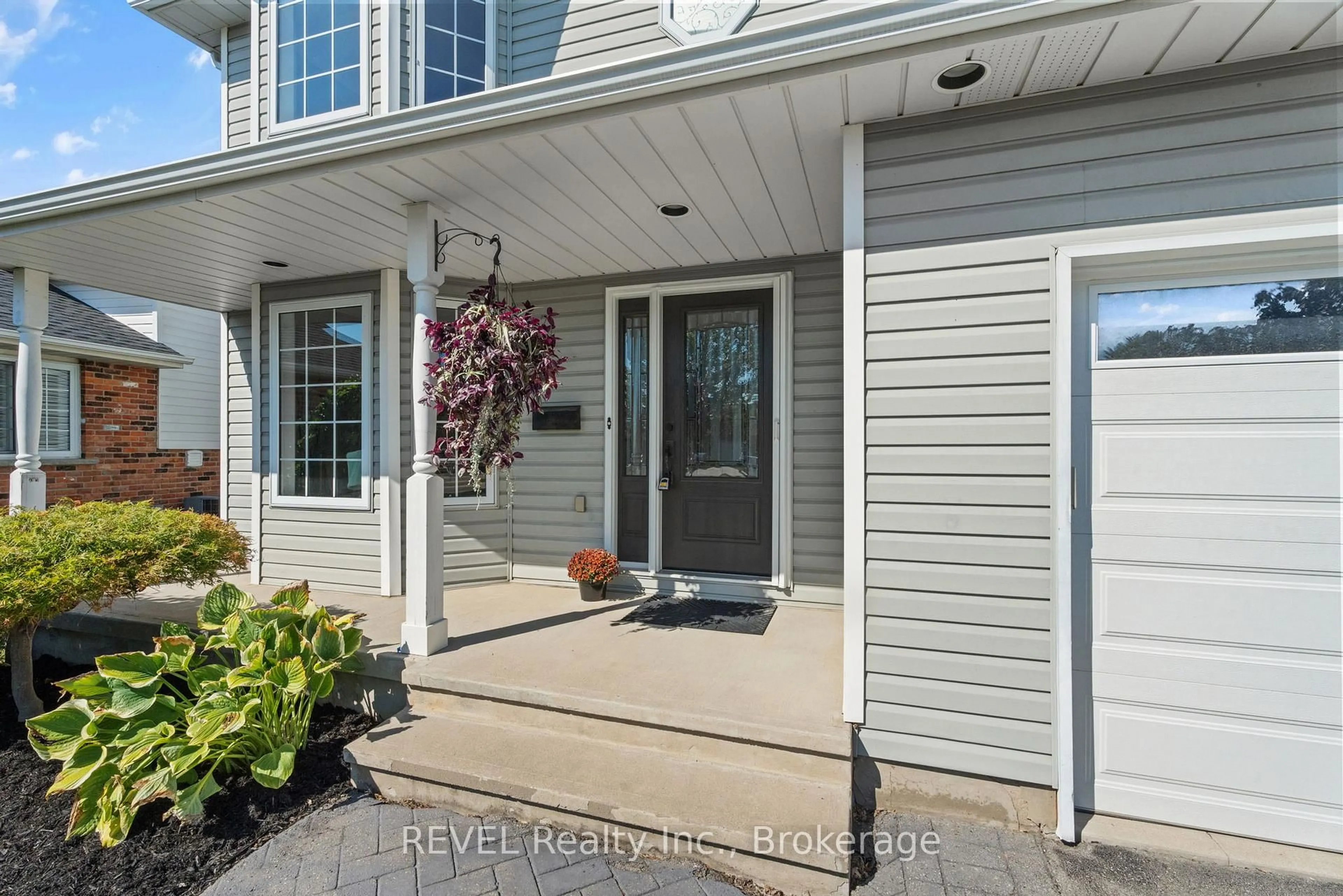 Indoor entryway for 4491 DAWN Cres, Niagara Falls Ontario L2H 3H9
