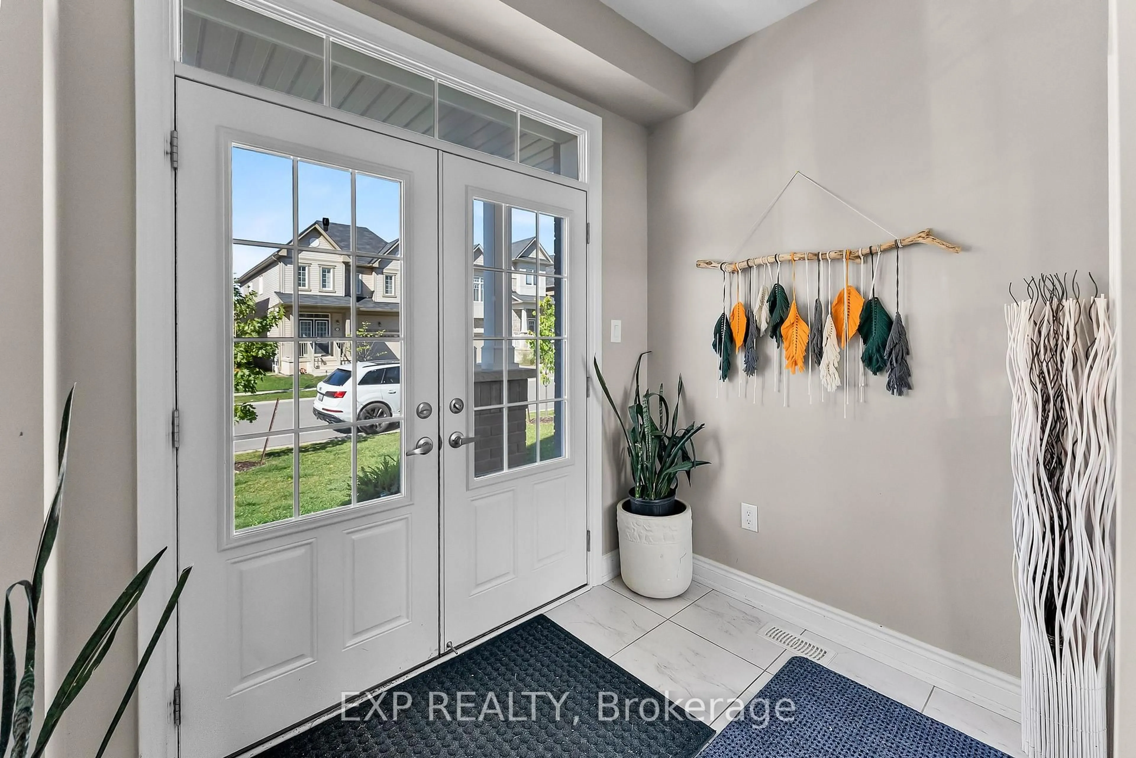 Indoor entryway for 7712 Tupelo Cres, Niagara Falls Ontario L2H 3R8