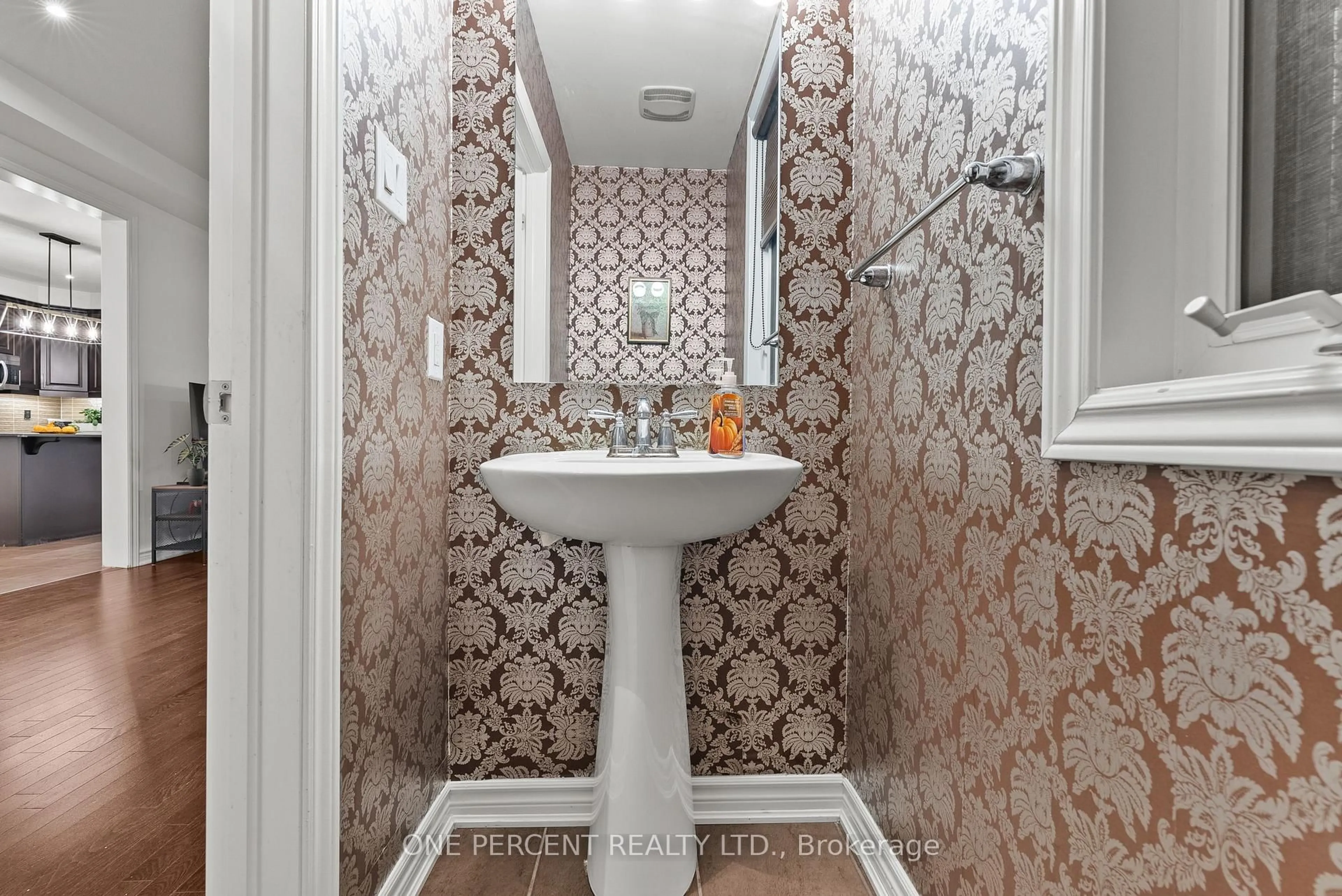 Standard bathroom, ceramic/tile floor for 358 Meadowbreeze Dr, Ottawa Ontario K2M 0K3