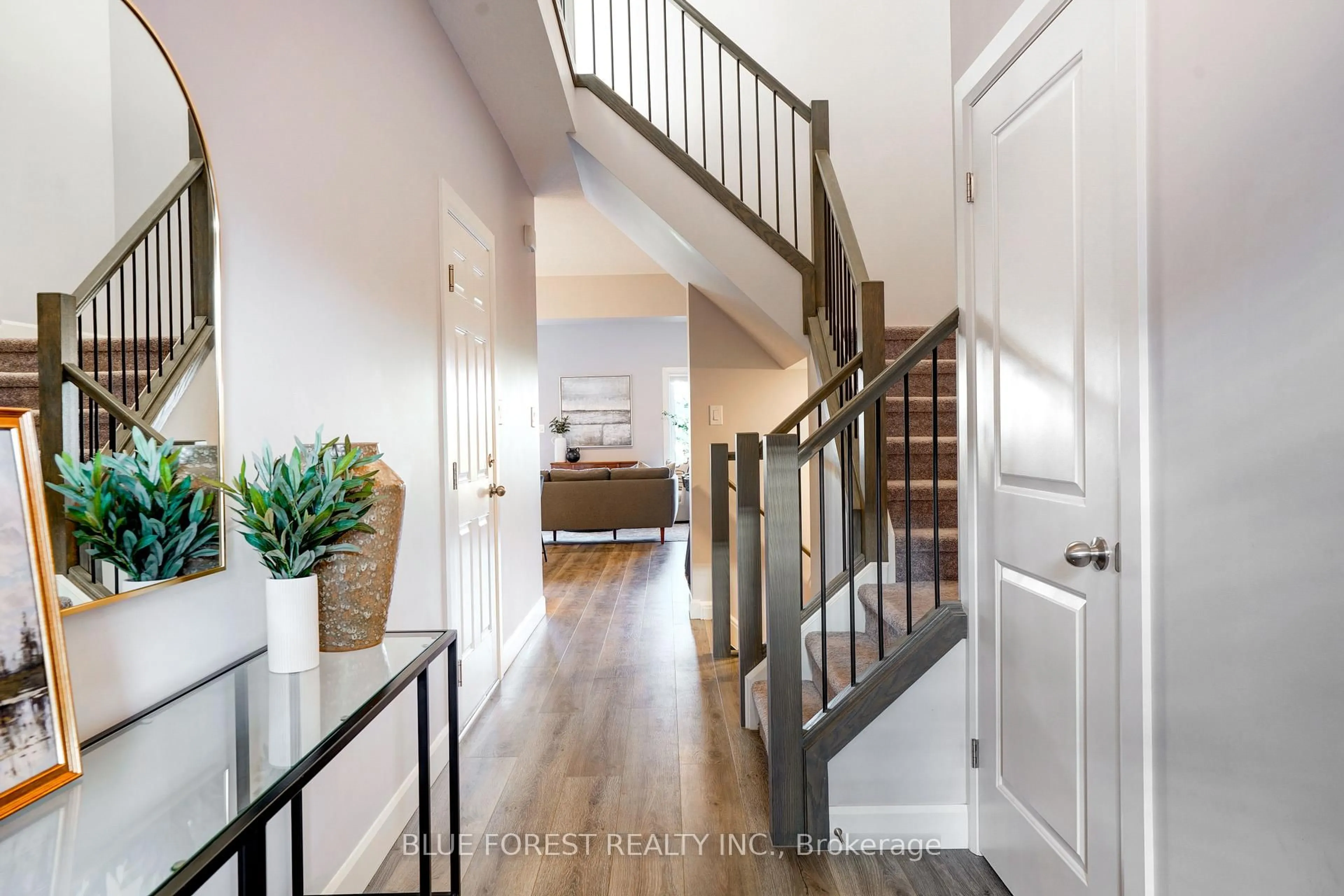 Indoor entryway for 2491 TOKALA Tr #33, London North Ontario N6G 5B4