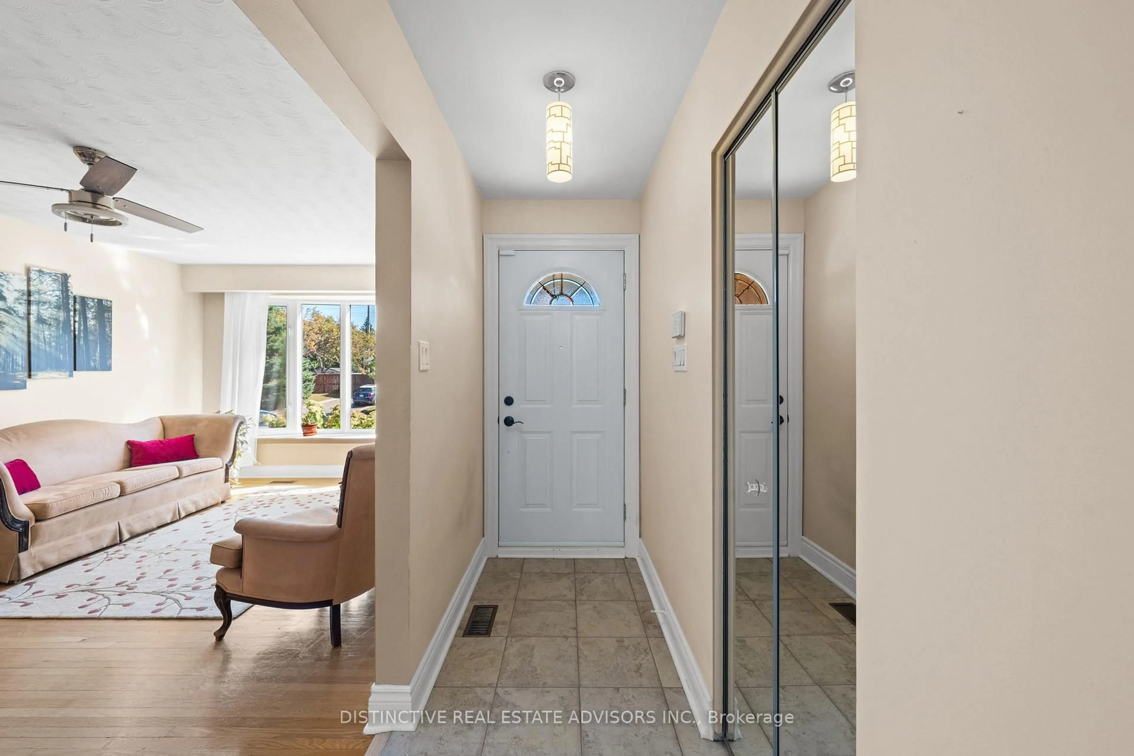 Indoor entryway for 589 Noble Cres, Ottawa Ontario K1V 7J1