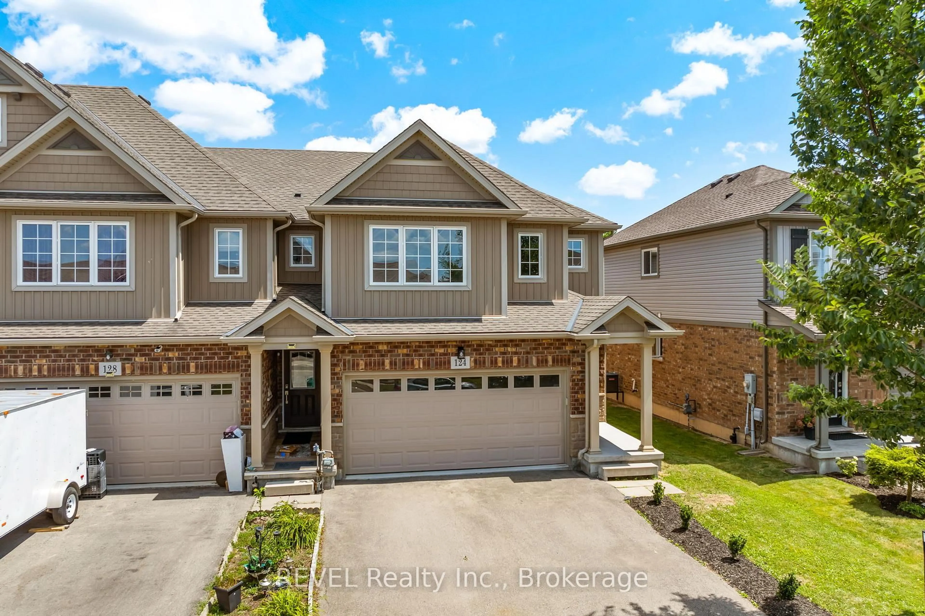 A pic from outside/outdoor area/front of a property/back of a property/a pic from drone, street for 124 Roselawn Cres, Welland Ontario L3C 0B7