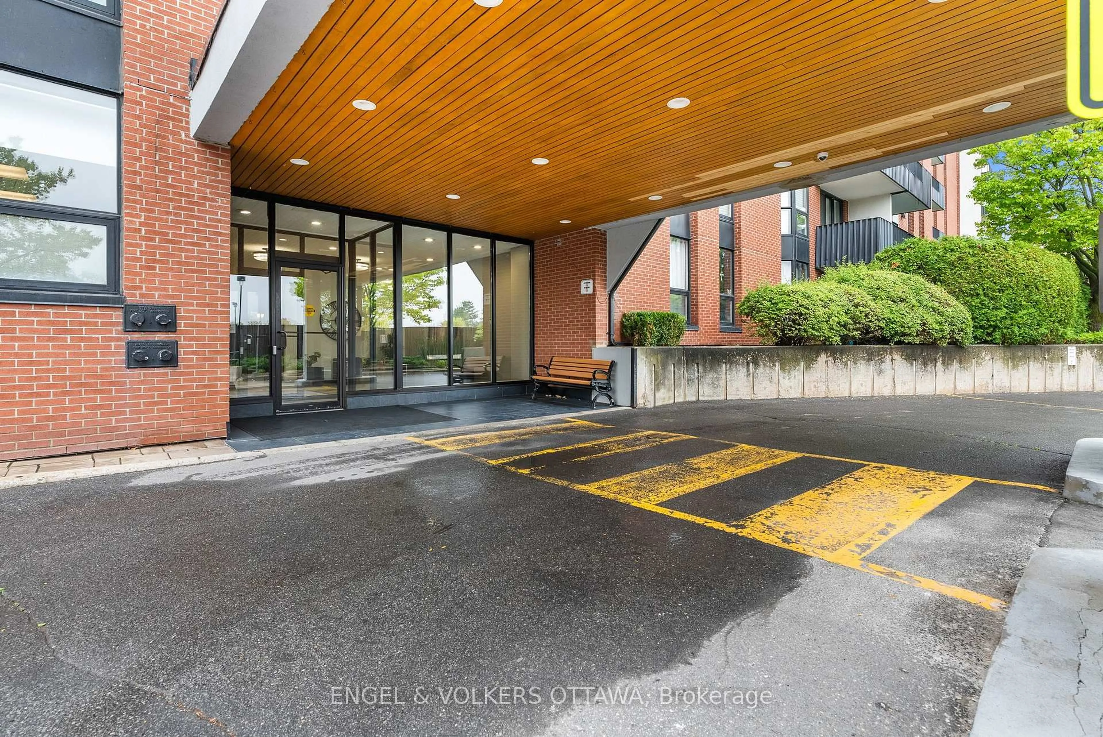 Indoor foyer for 2951 Riverside Dr #1006, Ottawa Ontario K1V 8W6