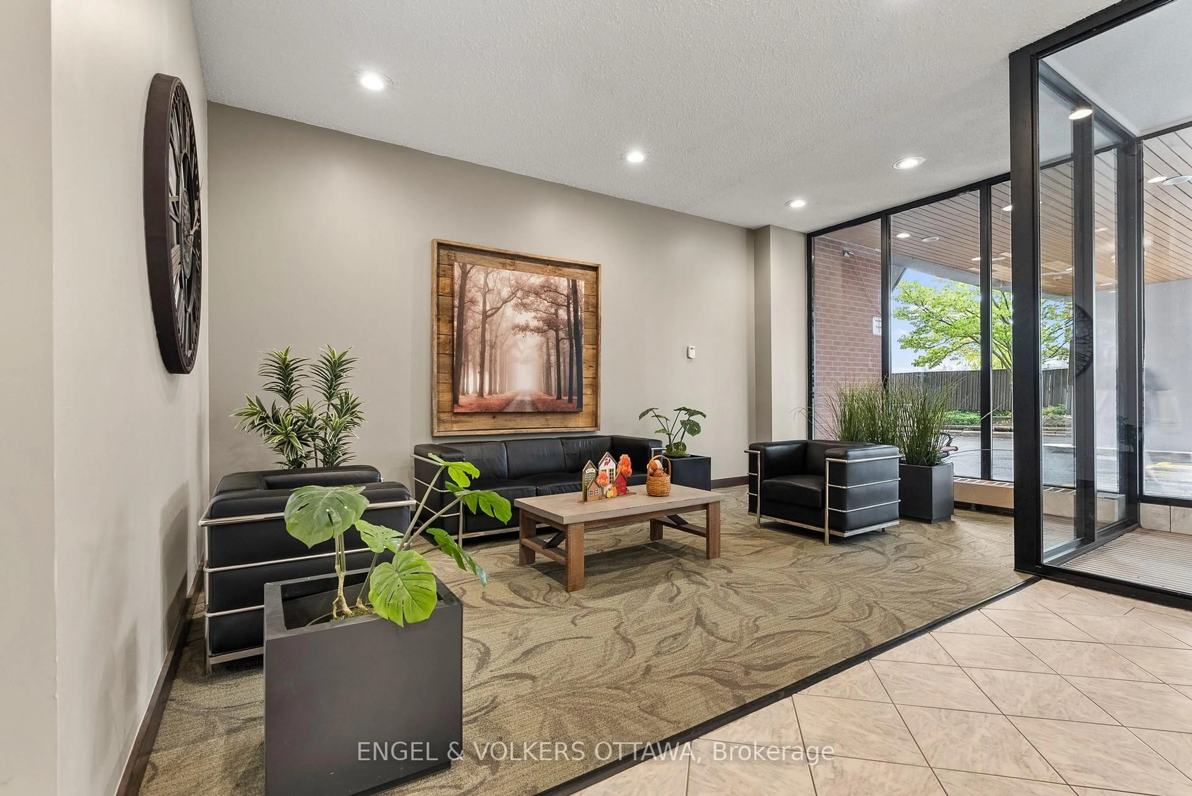 Indoor foyer for 2951 Riverside Dr #1006, Ottawa Ontario K1V 8W6