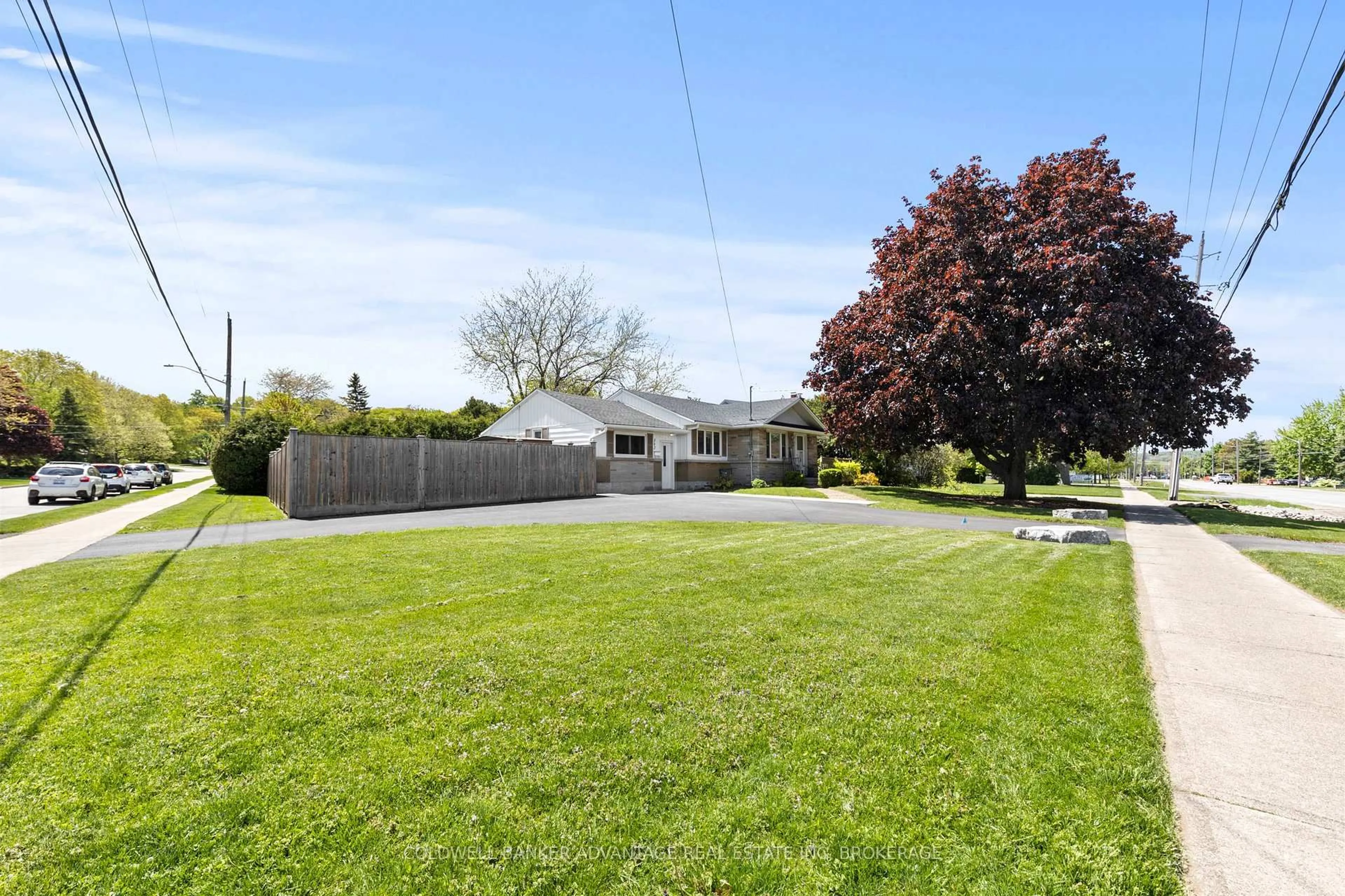 A pic from outside/outdoor area/front of a property/back of a property/a pic from drone, unknown for 302 Main St, Grimsby Ontario L3M 1P8