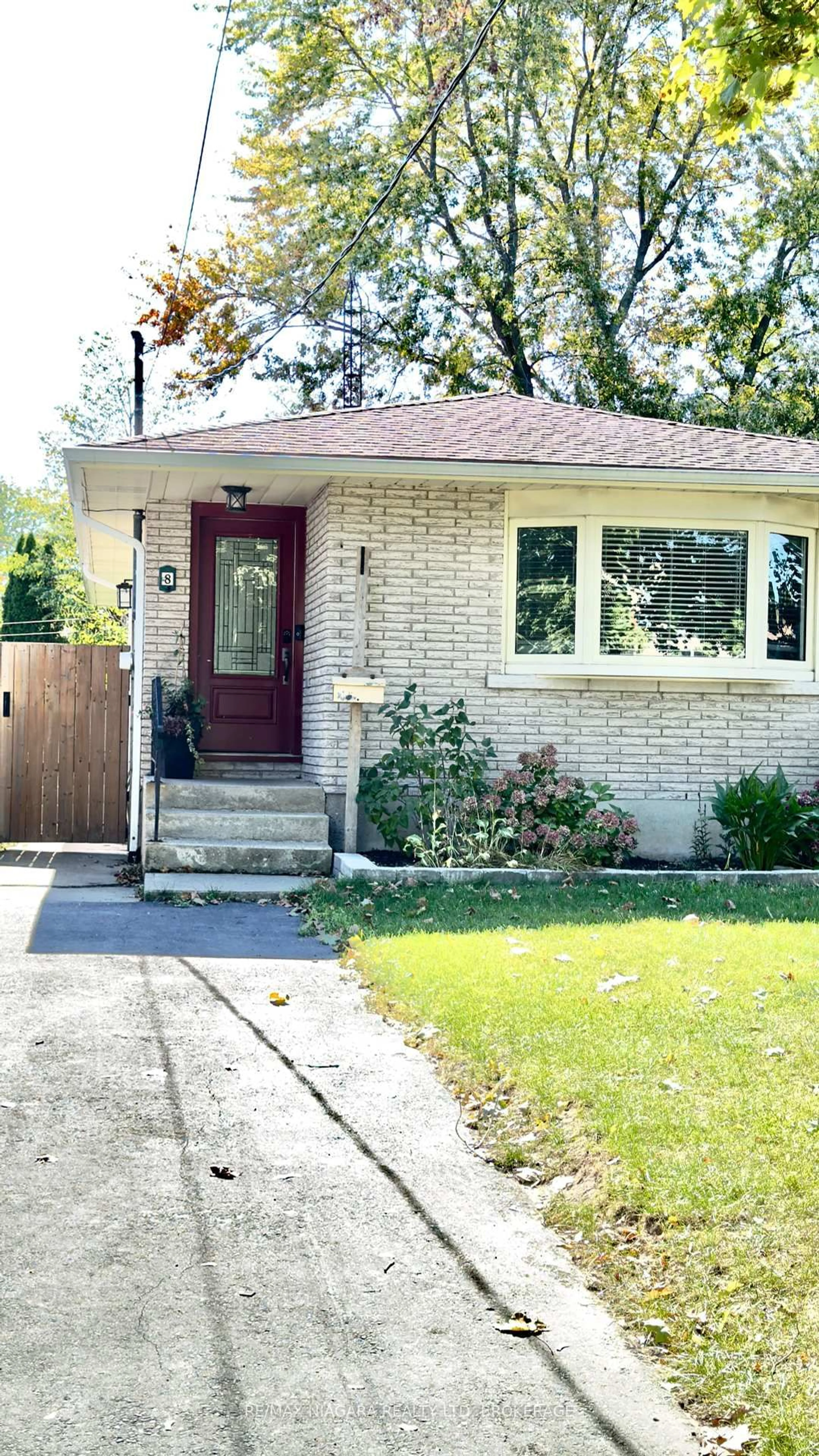 Home with brick exterior material, street for 8 Lakehurst Dr, St. Catharines Ontario L2N 4C2