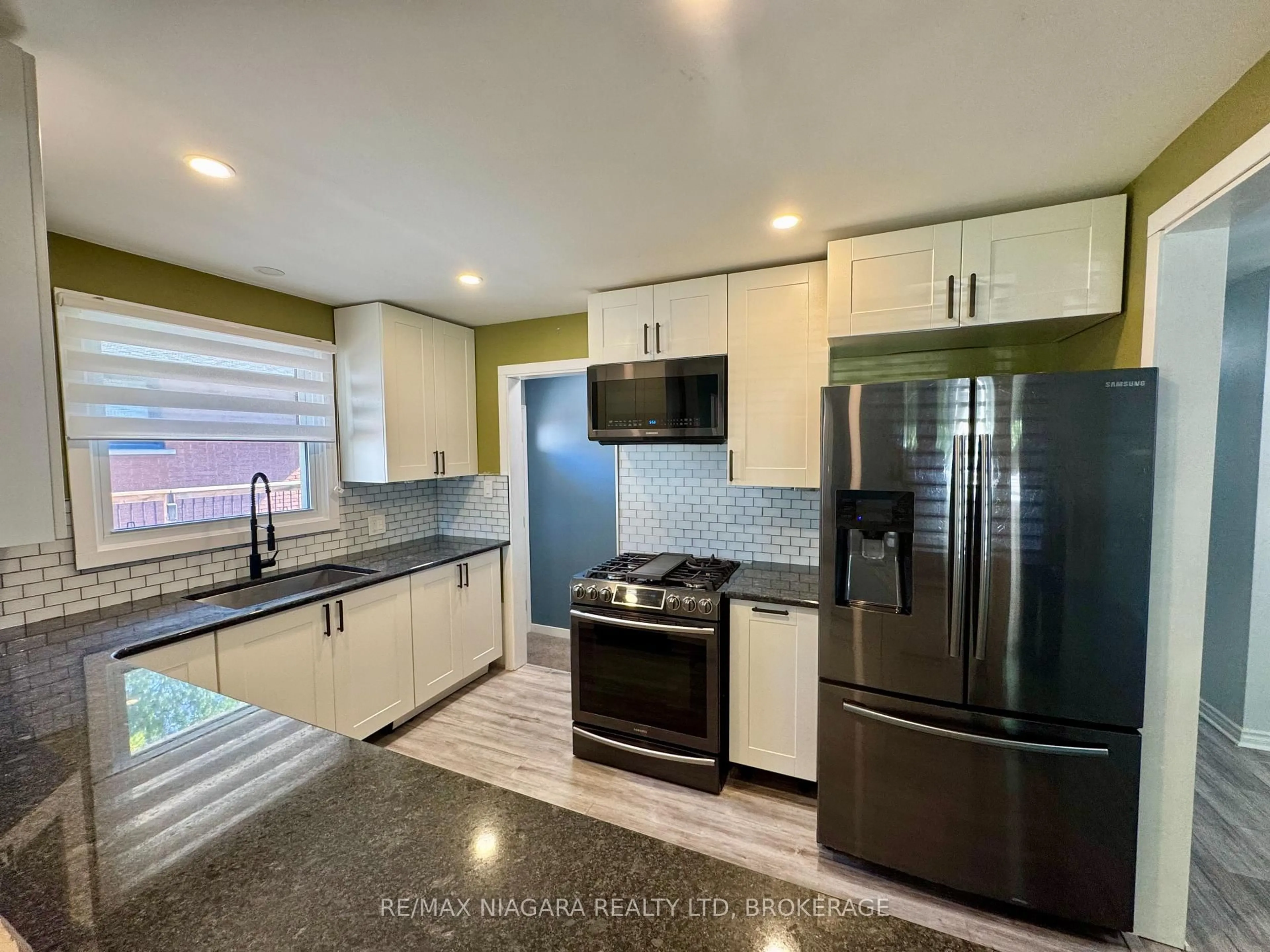 Open concept kitchen, ceramic/tile floor for 8 Lakehurst Dr, St. Catharines Ontario L2N 4C2