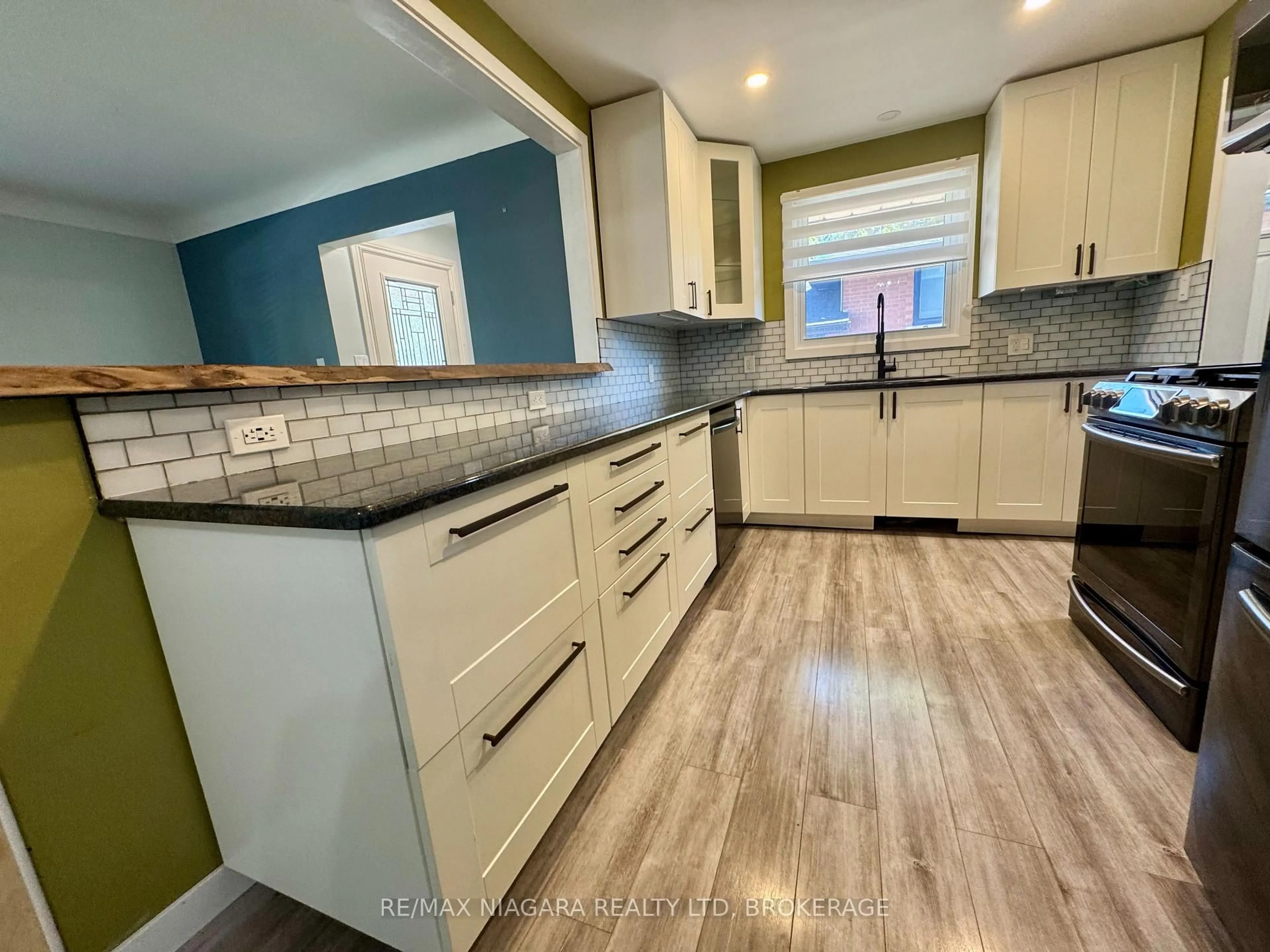 Open concept kitchen, unknown for 8 Lakehurst Dr, St. Catharines Ontario L2N 4C2