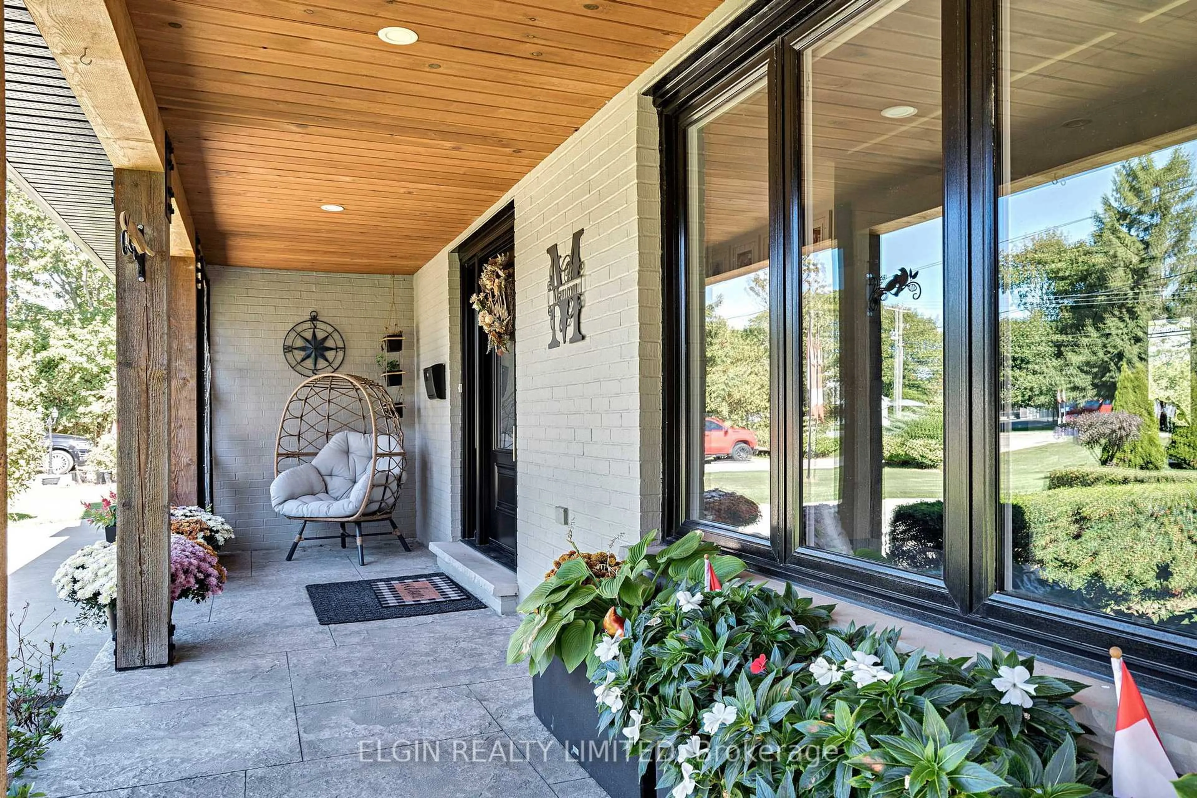 Indoor entryway for 120 Centennial Ave, Central Elgin Ontario N5R 5B2