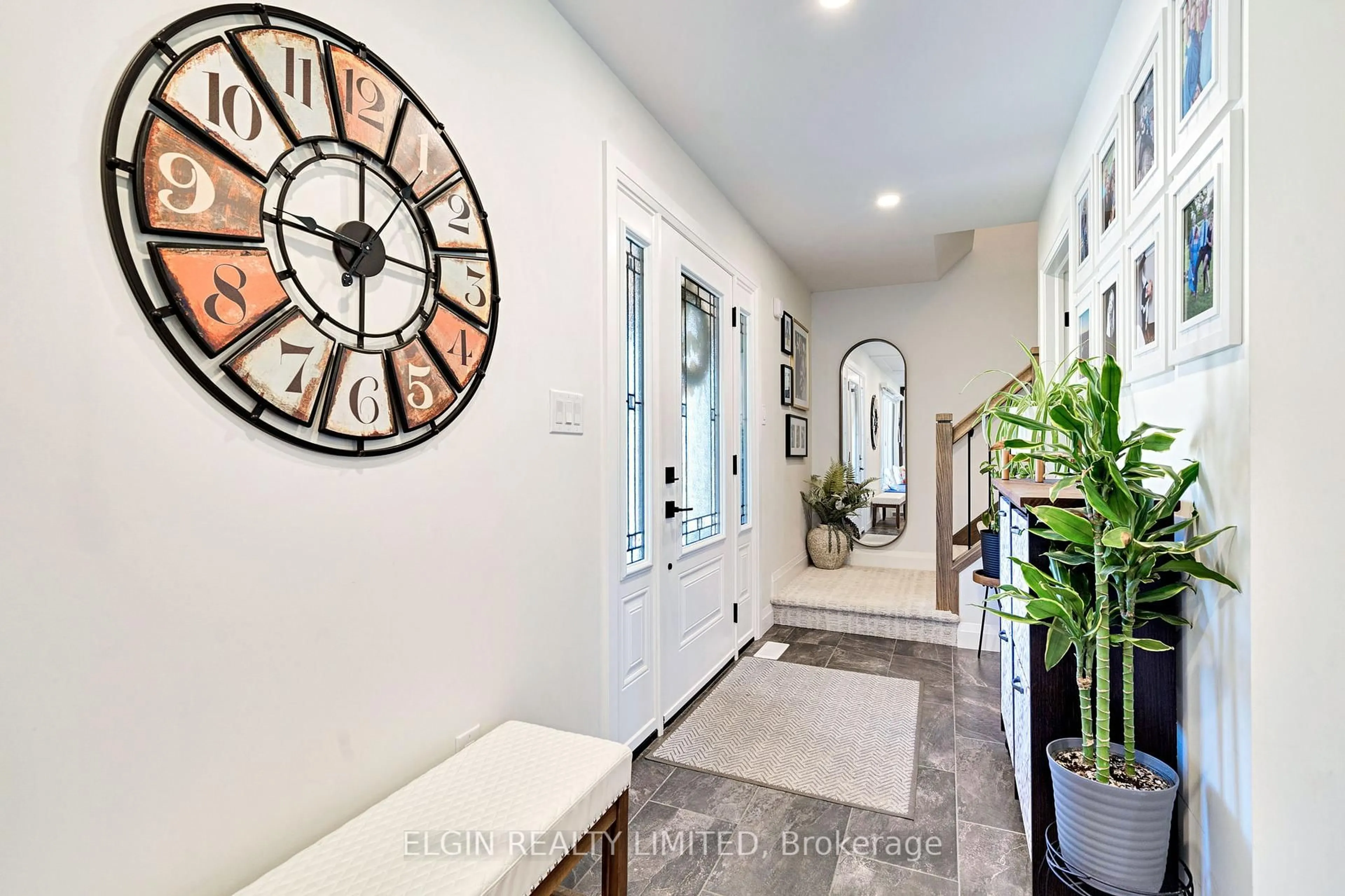 Indoor entryway for 120 Centennial Ave, Central Elgin Ontario N5R 5B2