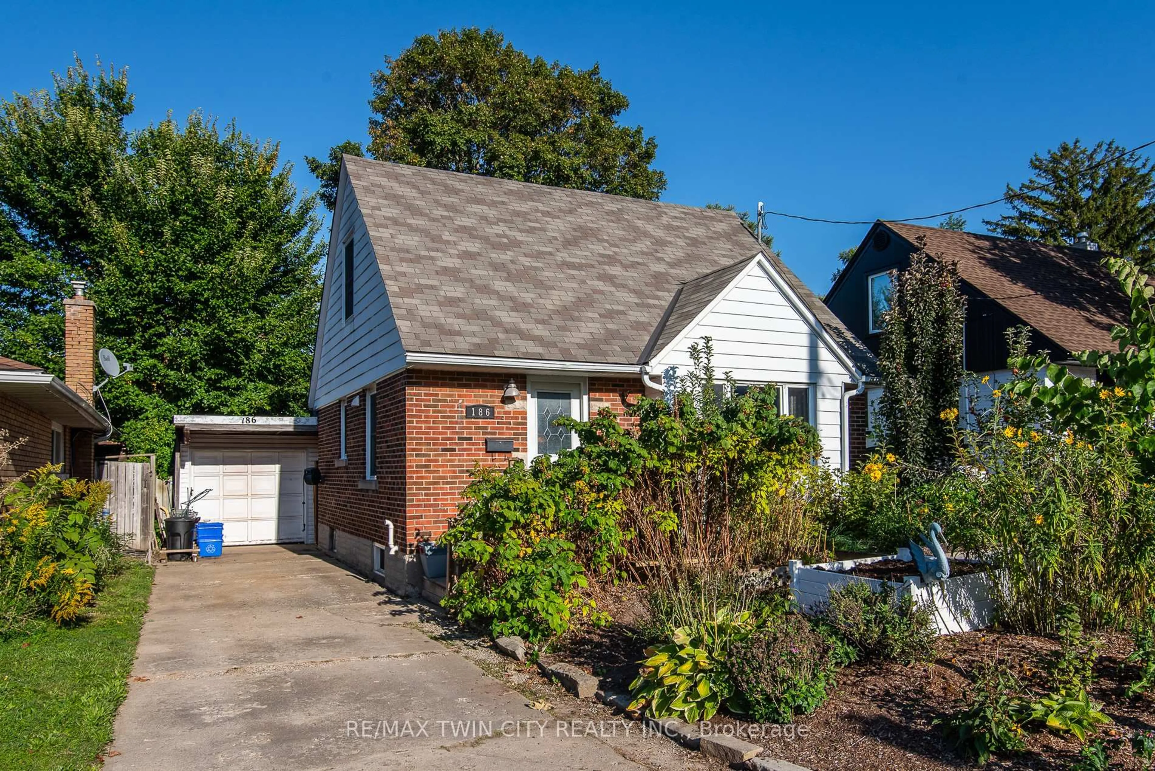 Home with brick exterior material, street for 186 Highland Rd, Kitchener Ontario N2M 3W2